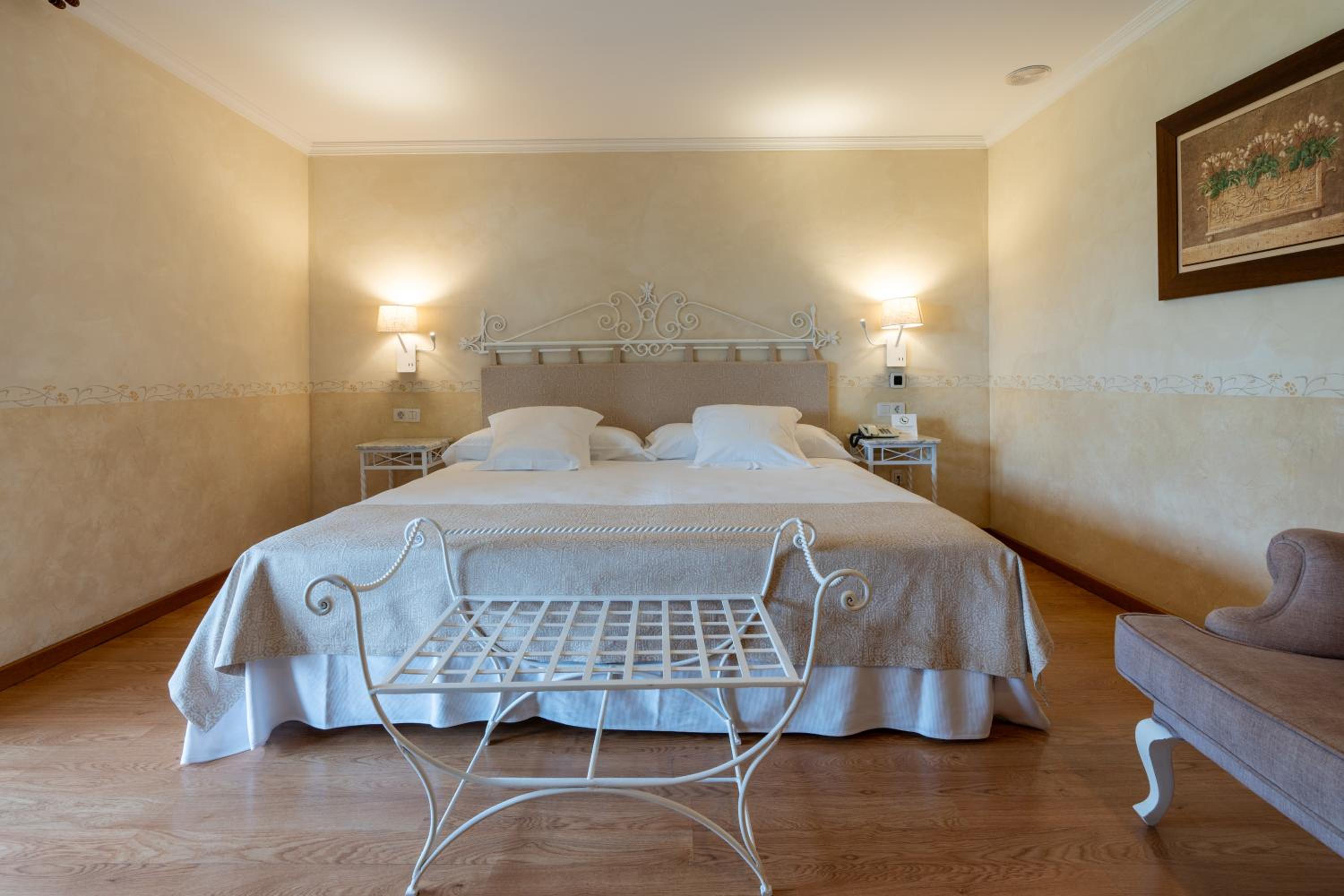 Double or Twin Room Economy Confort photo 3
