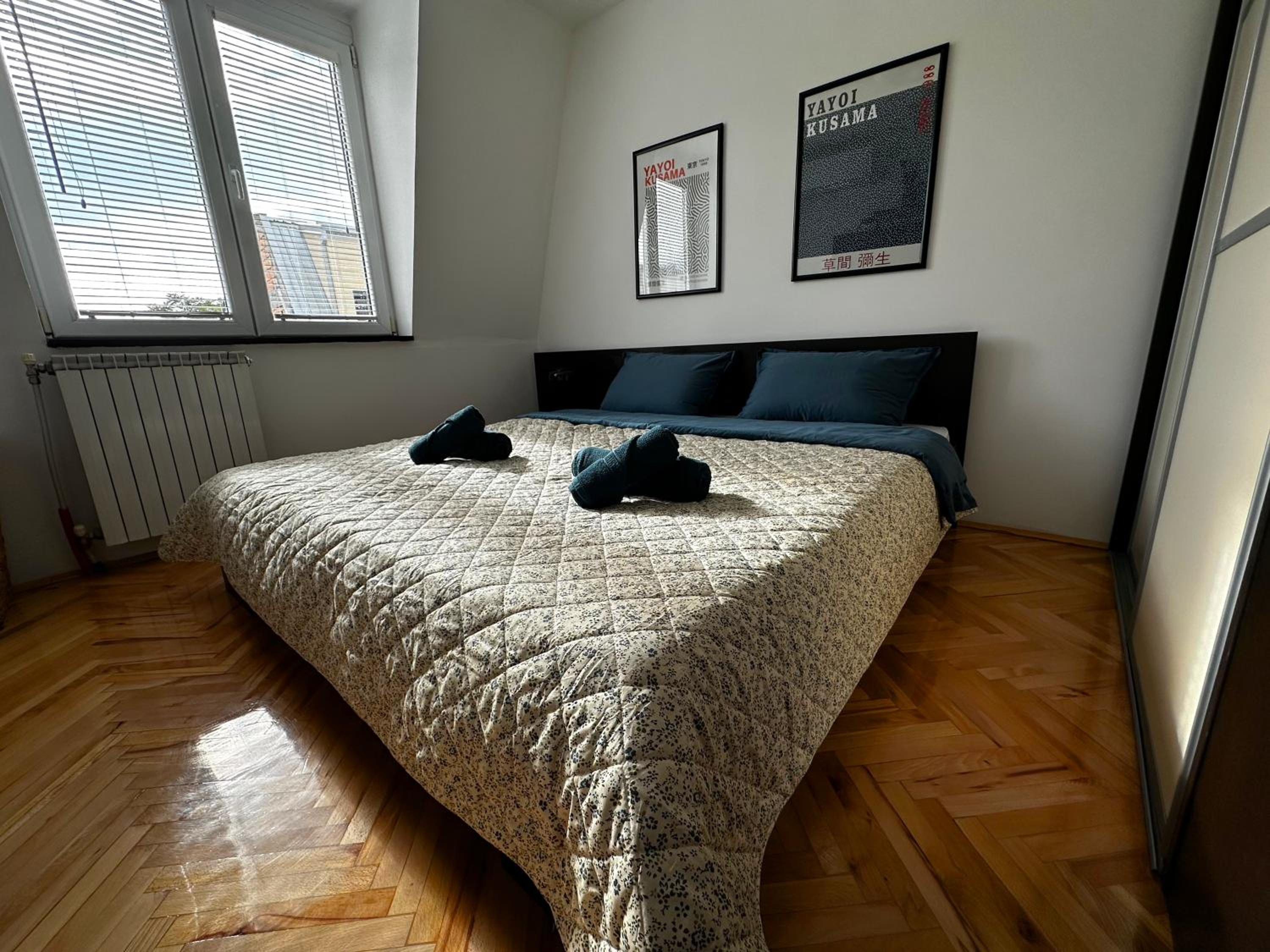 One-Bedroom Apartment with Balcony and Mountain View photo 1