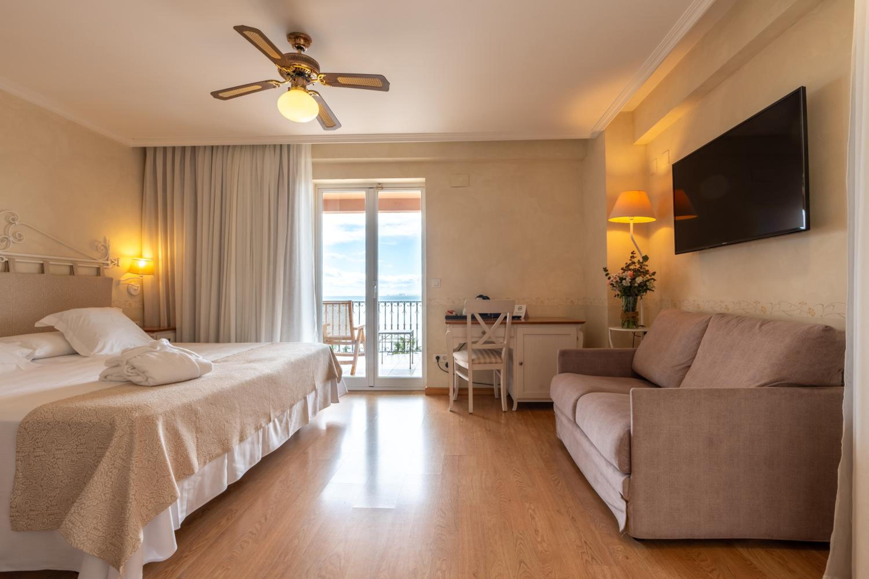 Superior Double or Twin Room with Sea View photo 3
