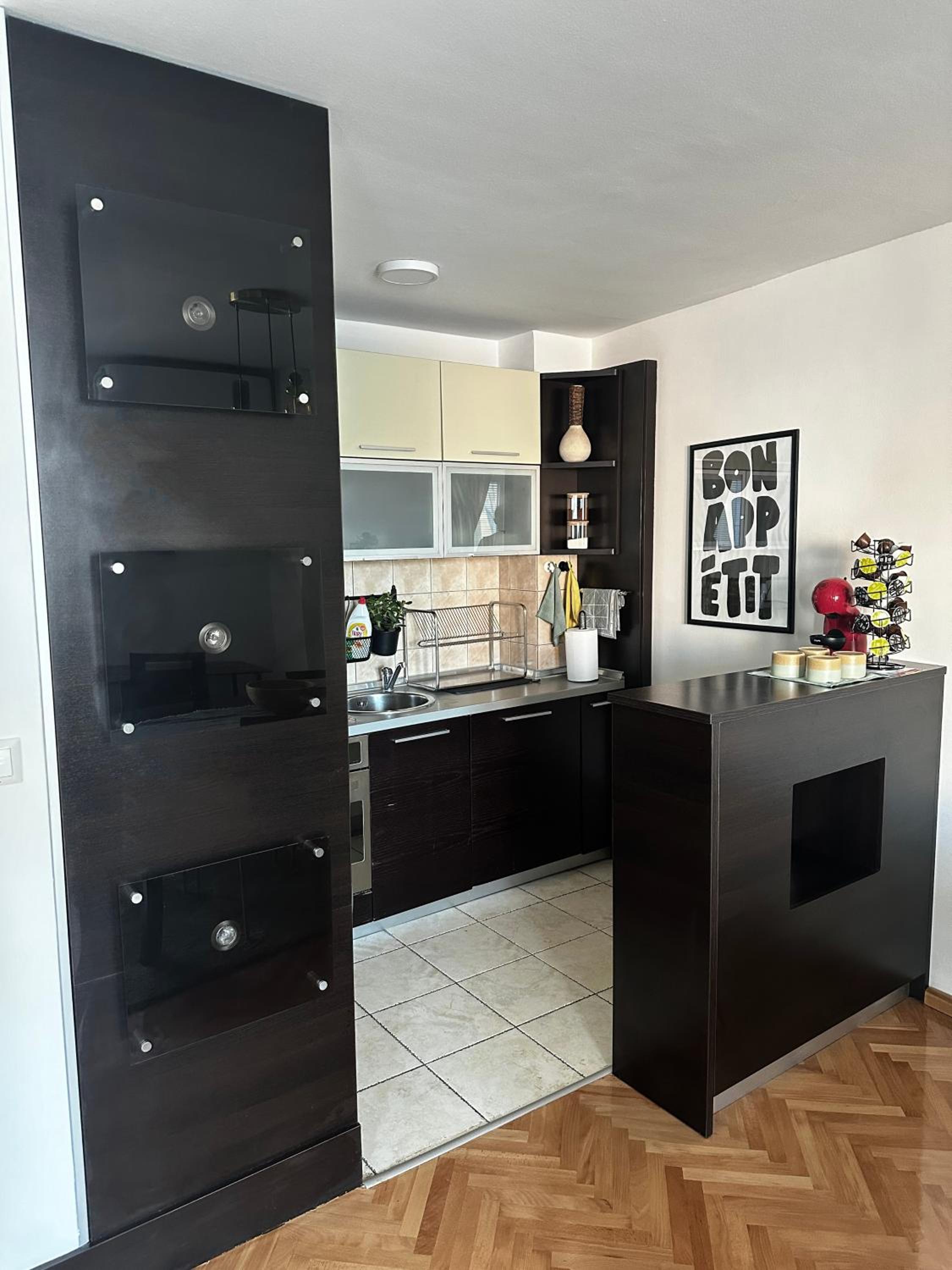 One-Bedroom Apartment with Balcony and Mountain View photo 3