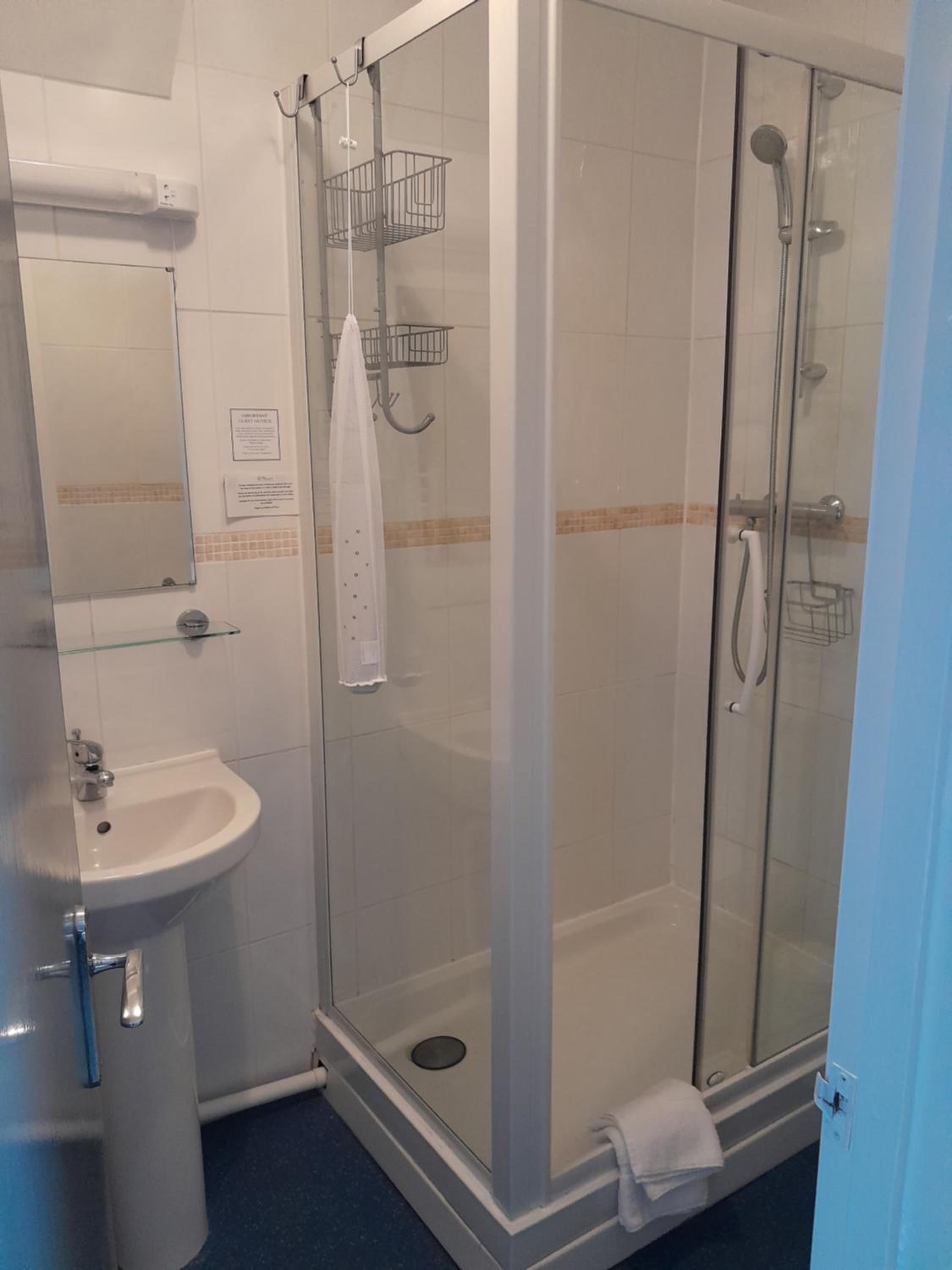 Double Room - Photo 11