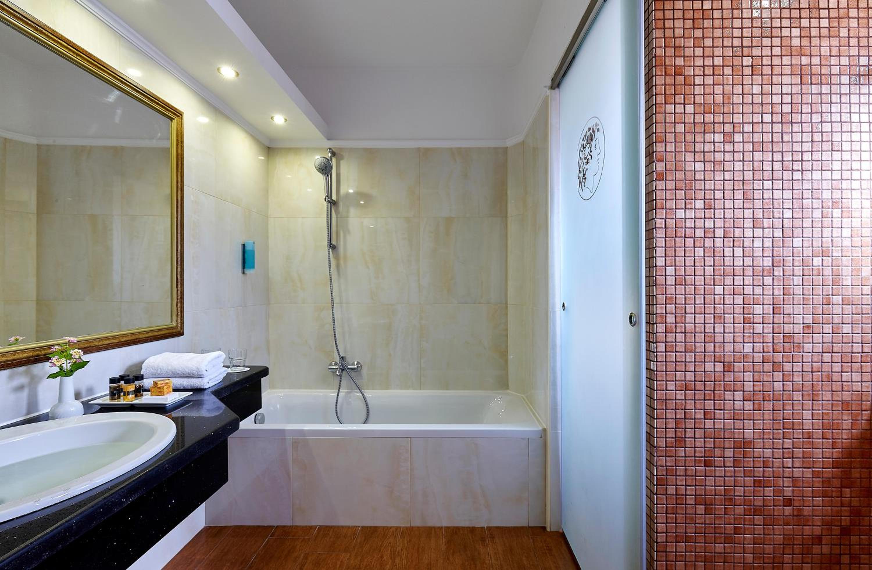 Premium Family Suite, 2 Rooms Garden View - Photo 2