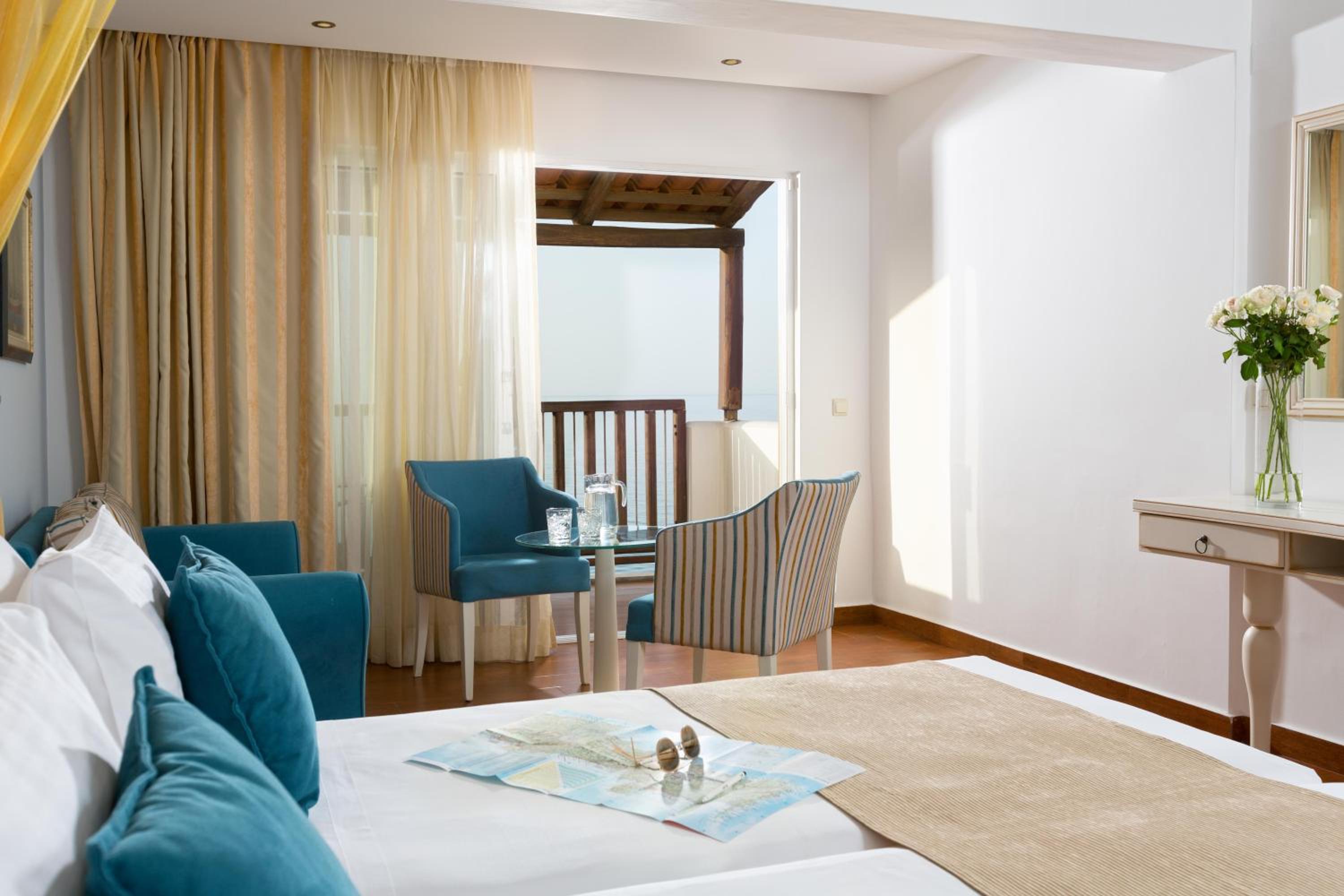 Luxury Superior Room Beach Front - Photo 8