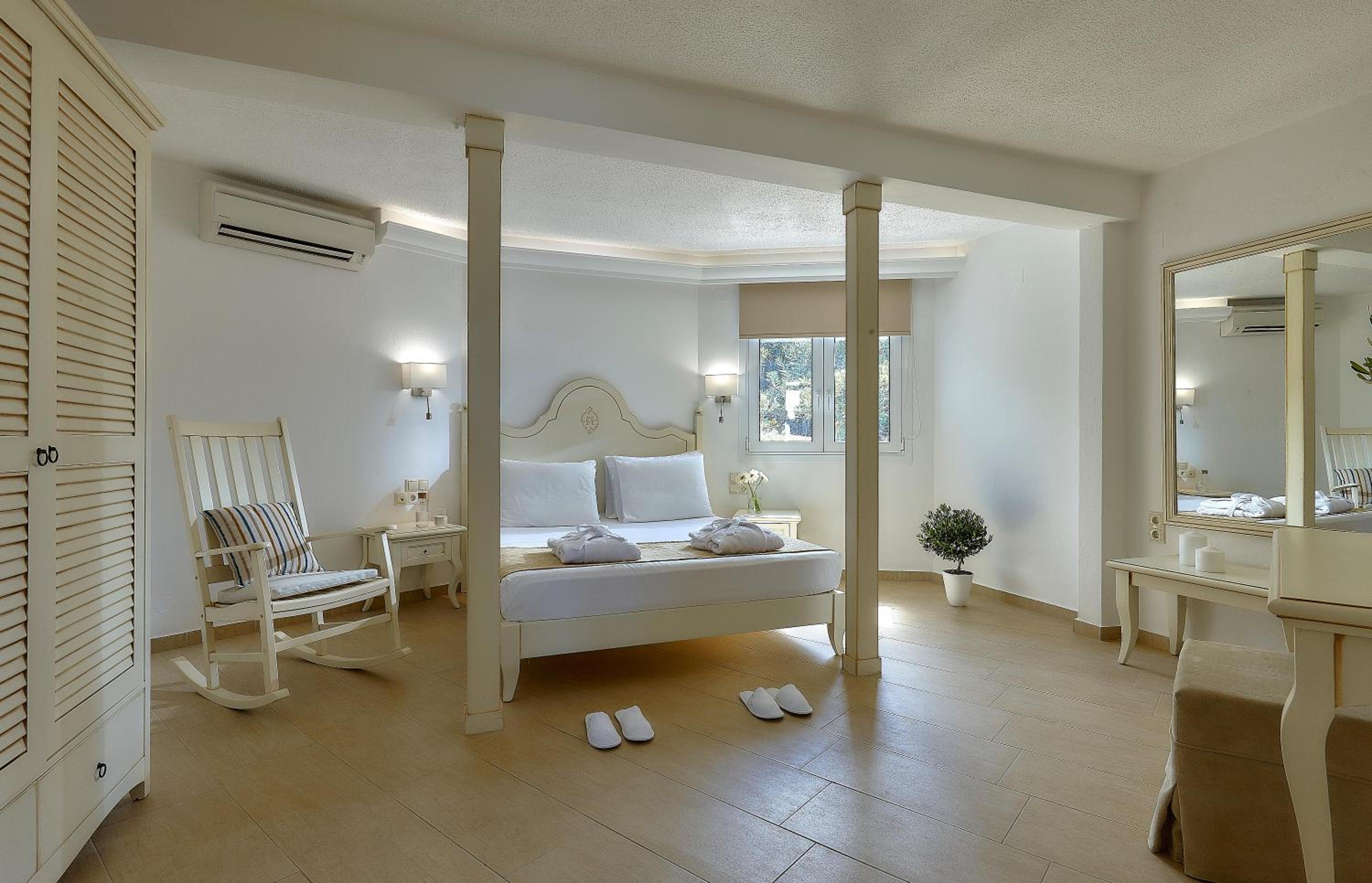 Dream Villa Aphrodite-2 bedrooms Beach Front with private pool photo 2