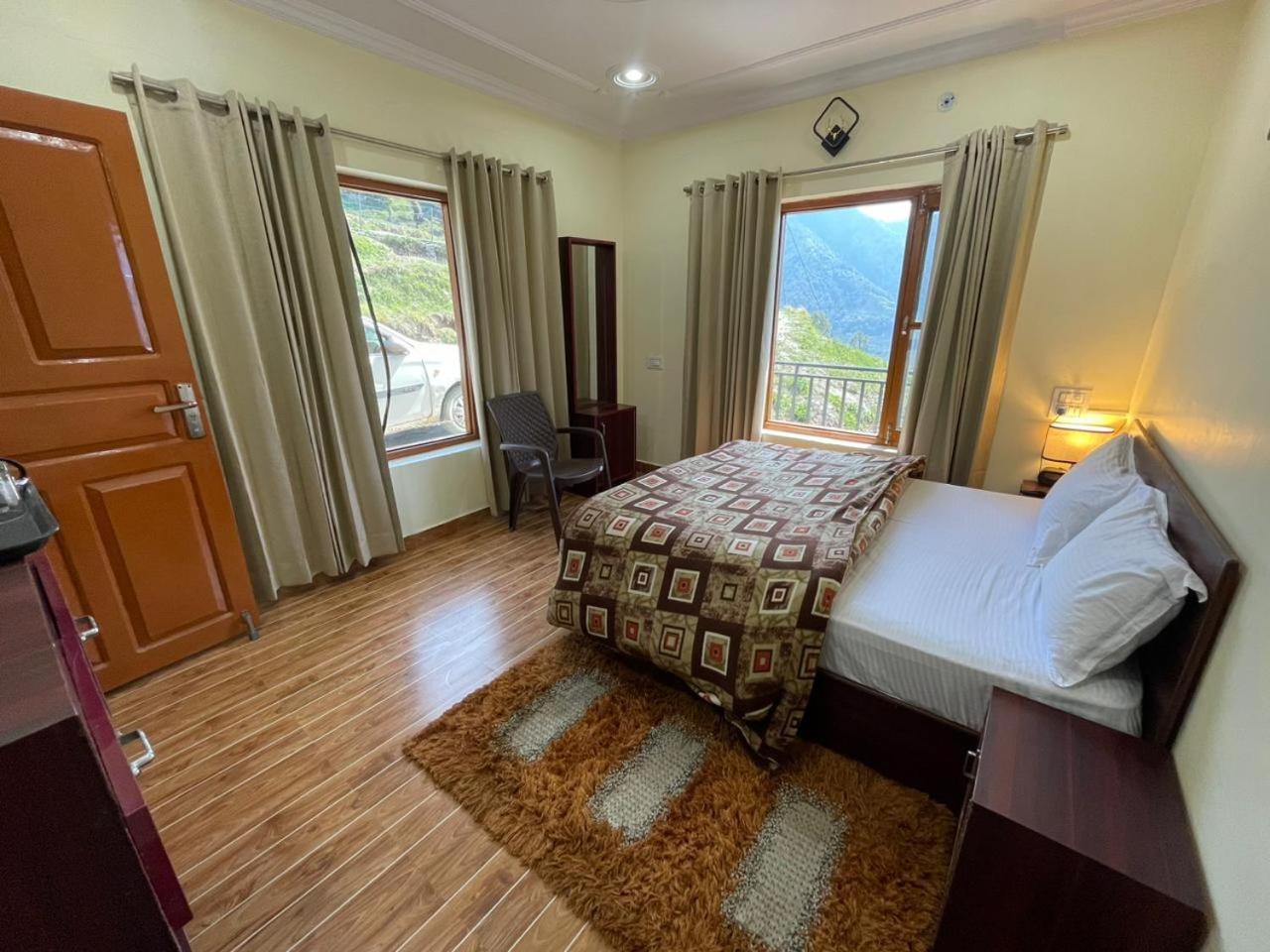 Family Room with Mountain View photo 3