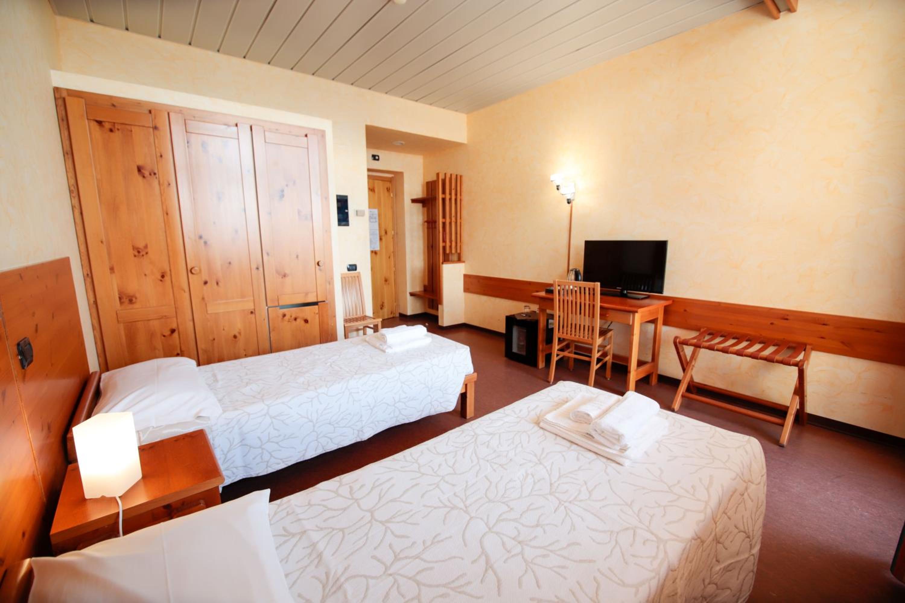 Twin Room - Photo 12