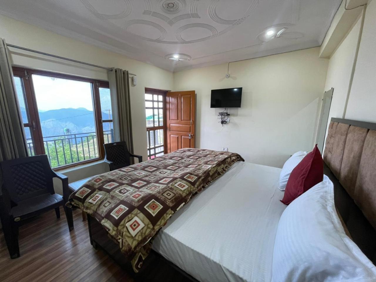 Family Room with Mountain View photo 1