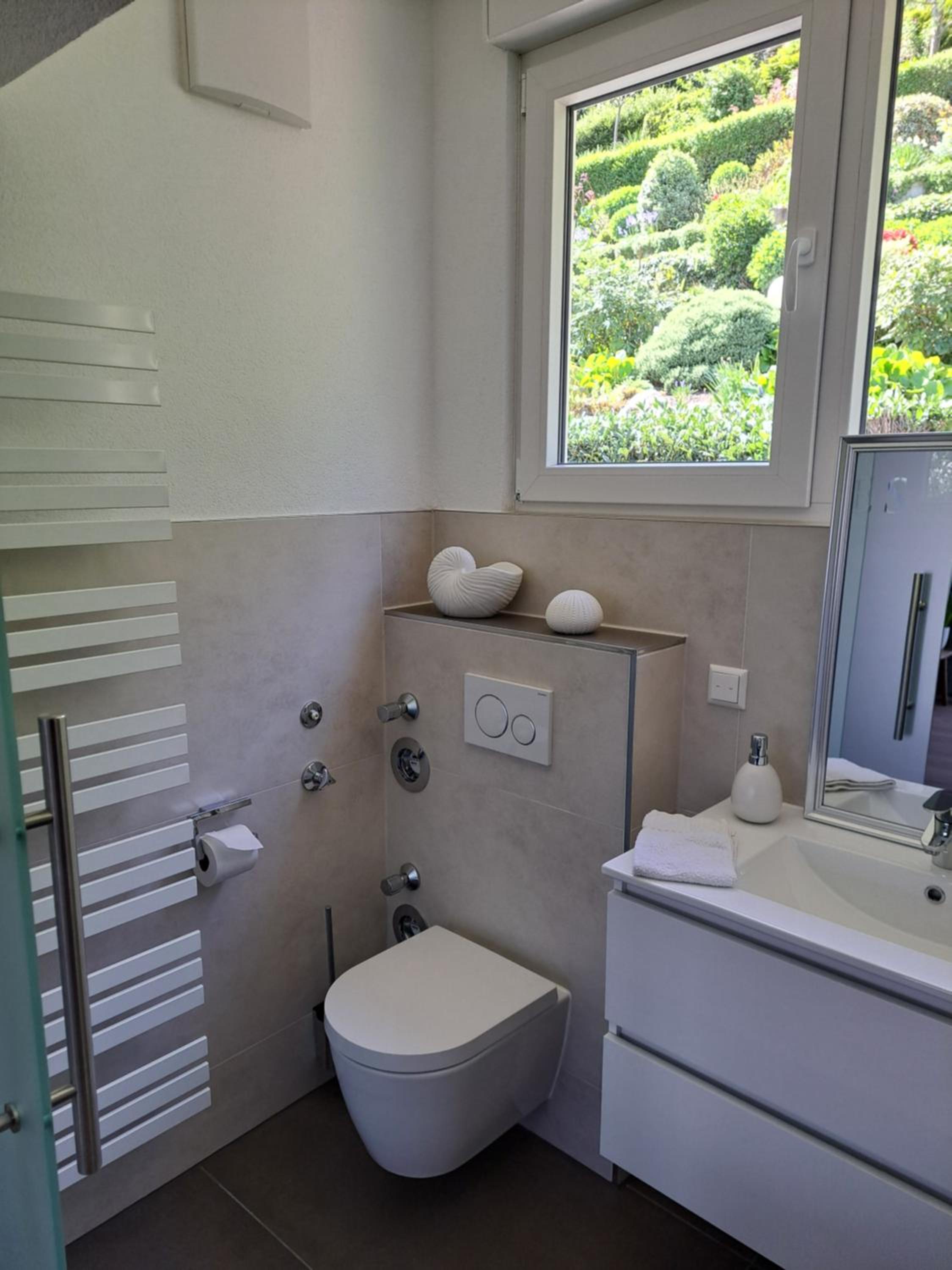 One-Bedroom Apartment with Balcony and Water View photo 2