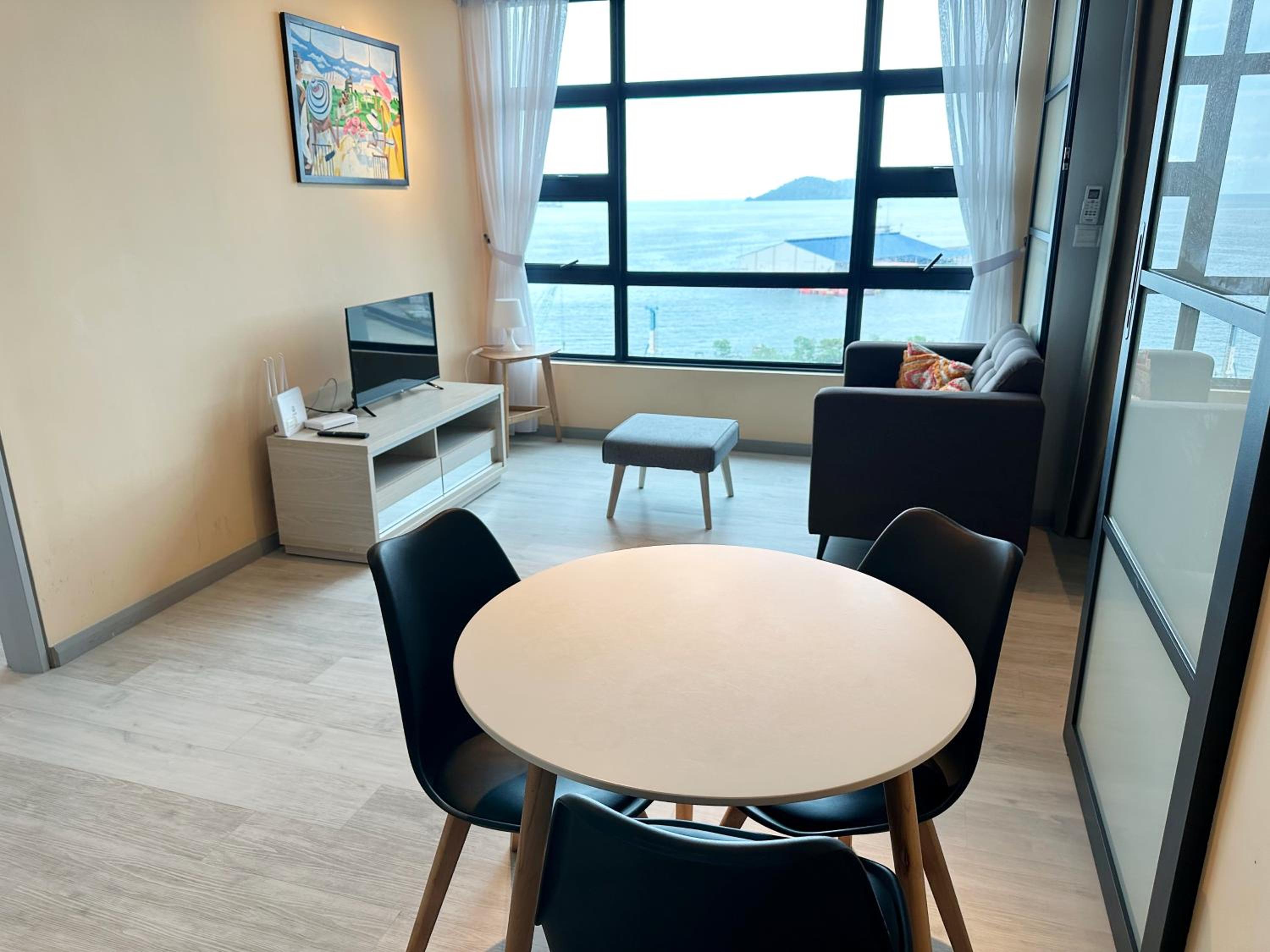 Family Room with Sea View - Photo 4