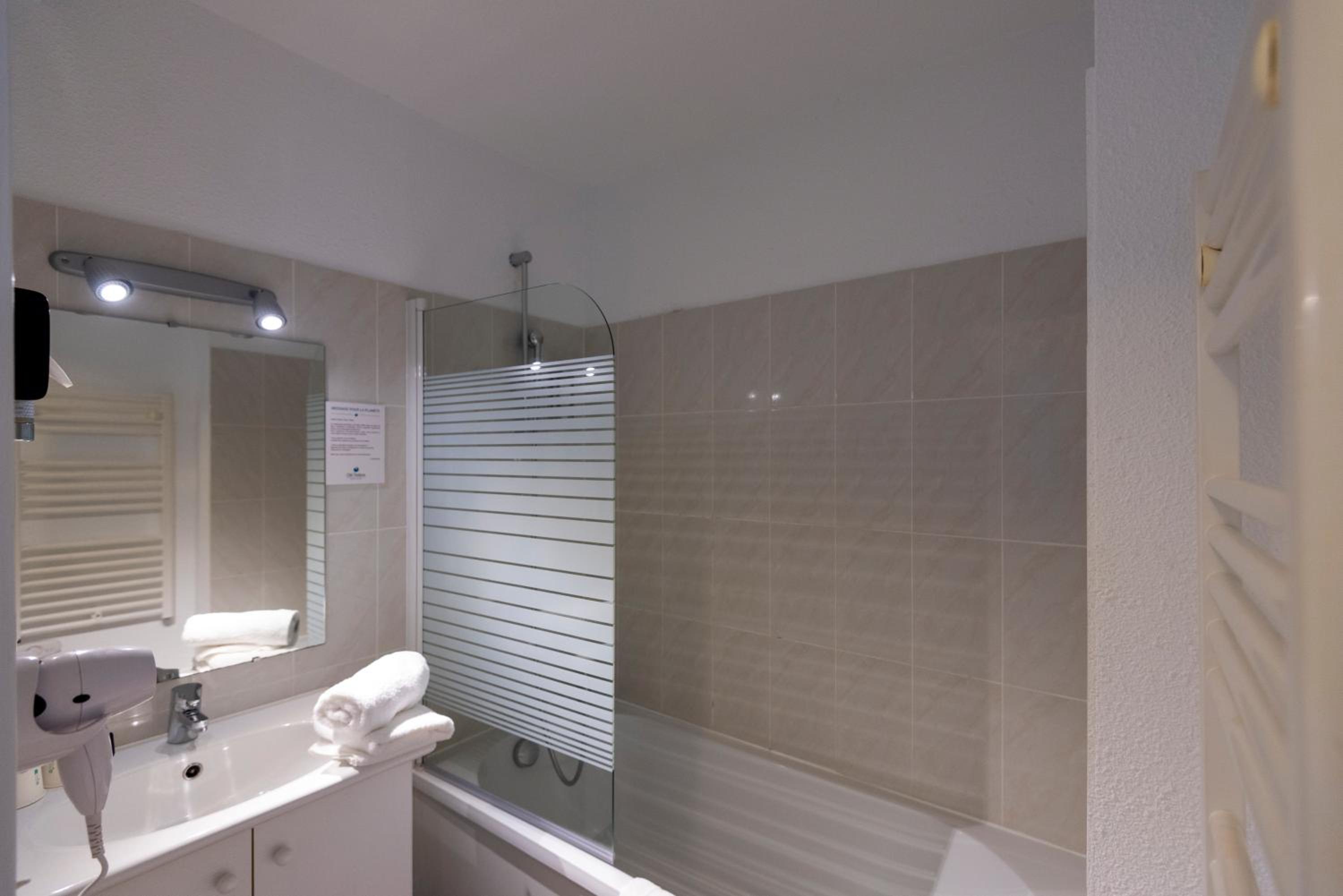 Standard Double or Twin Room with Spa Access - Photo 10