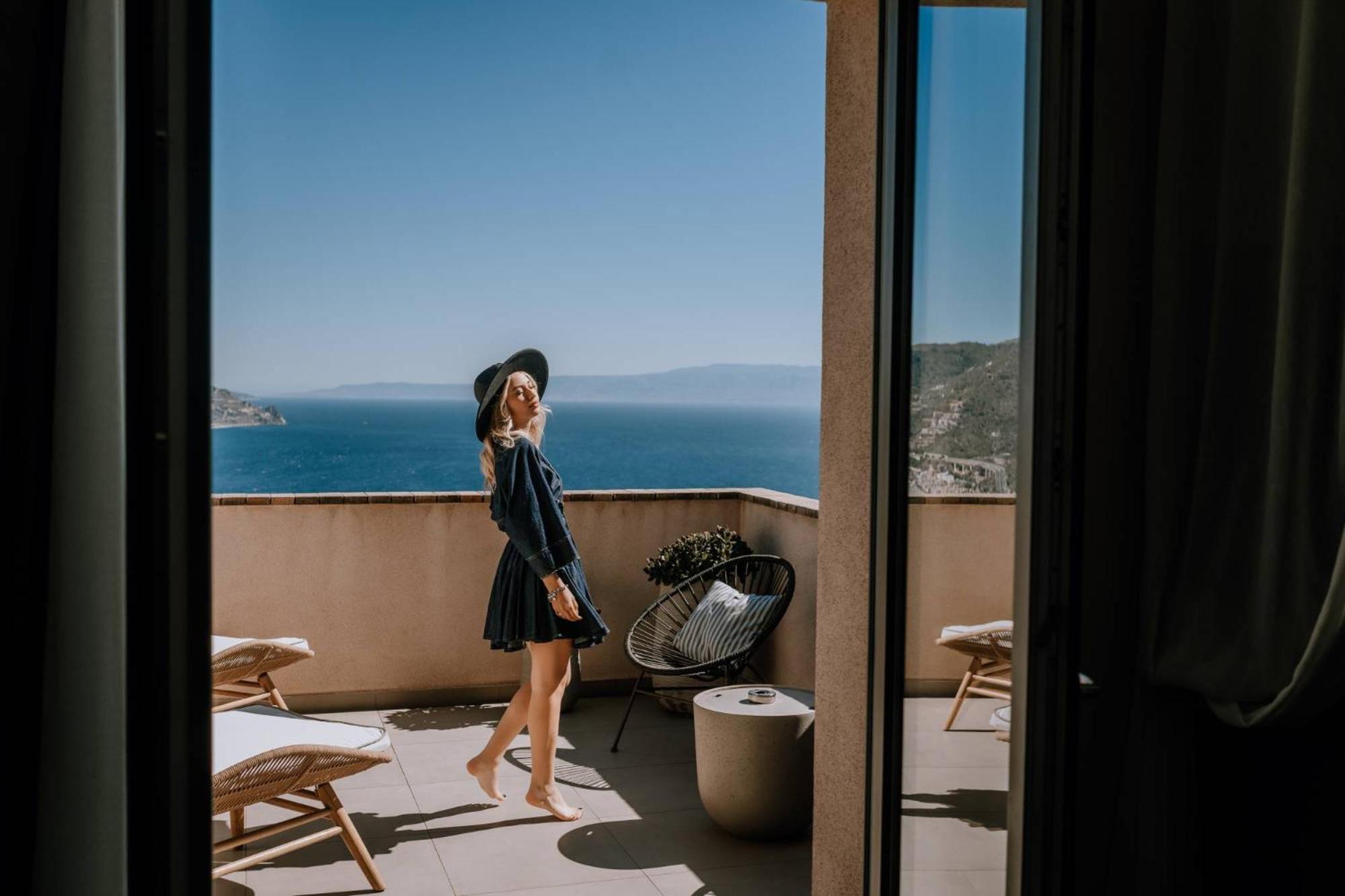 Superior Double or Twin Room with Terrace and Sea View photo 2