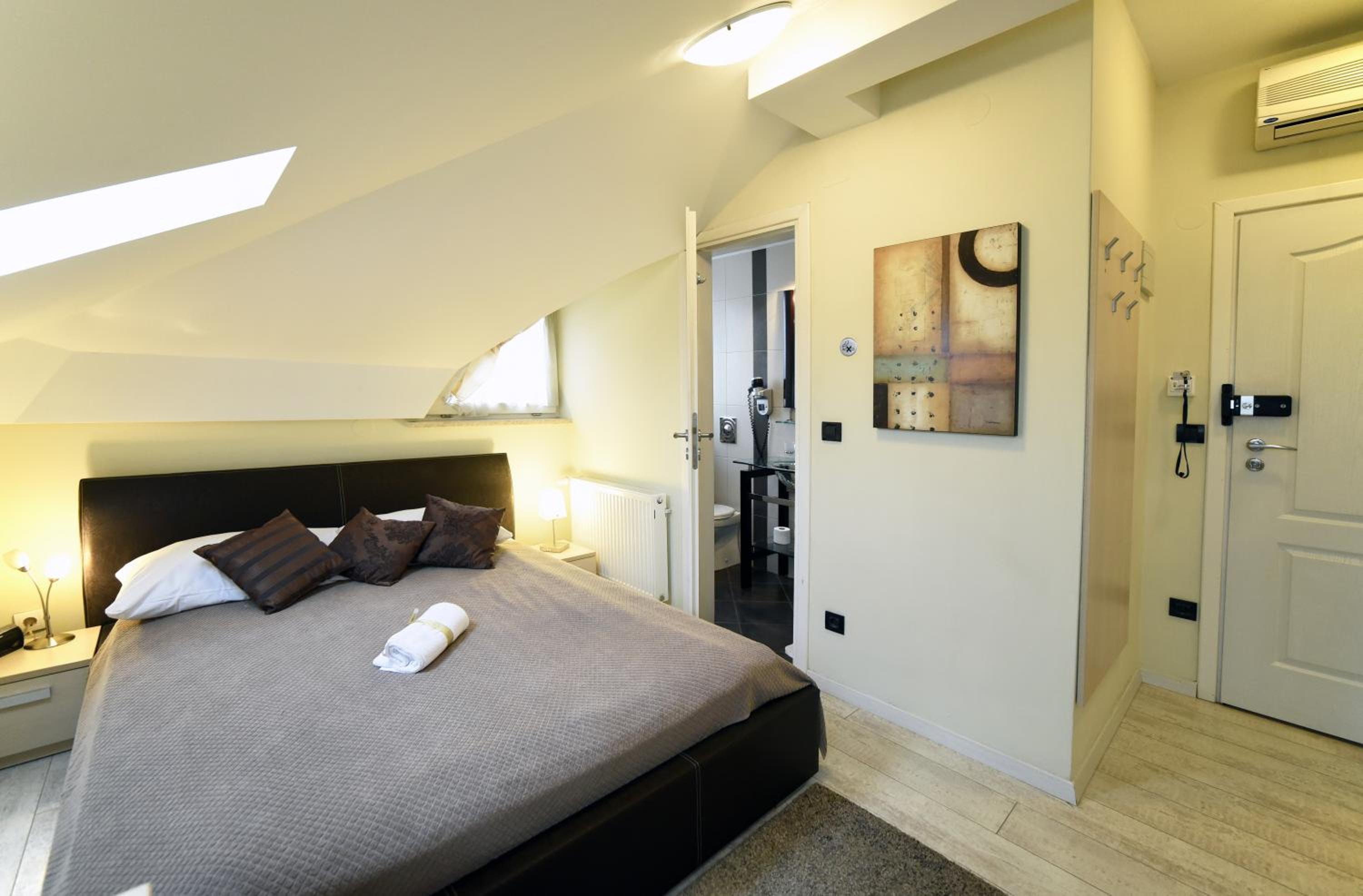 Double Room - Photo 7
