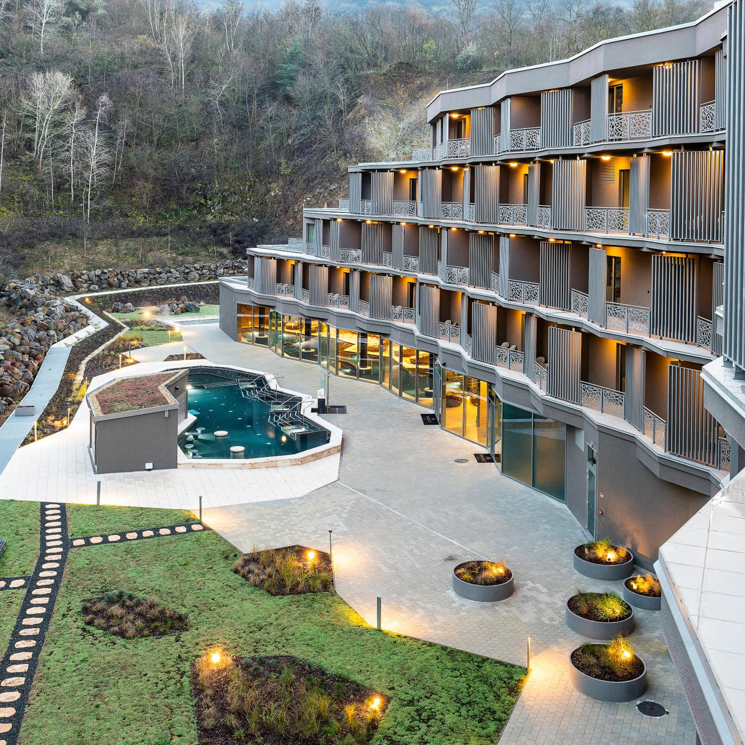Junior King Suite with Separate Living Room and Pool View - Photo 3