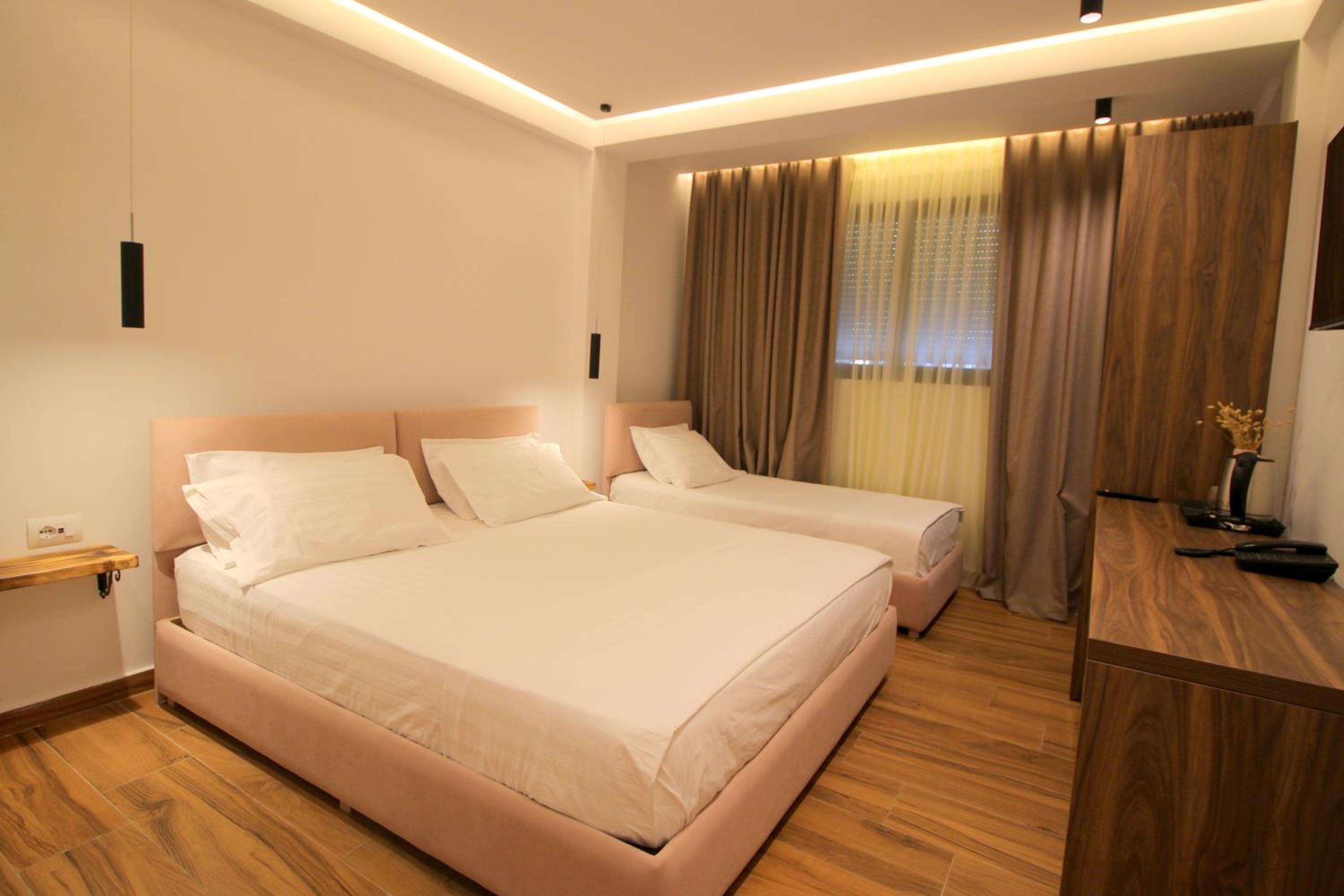 Economy Triple Room photo 2