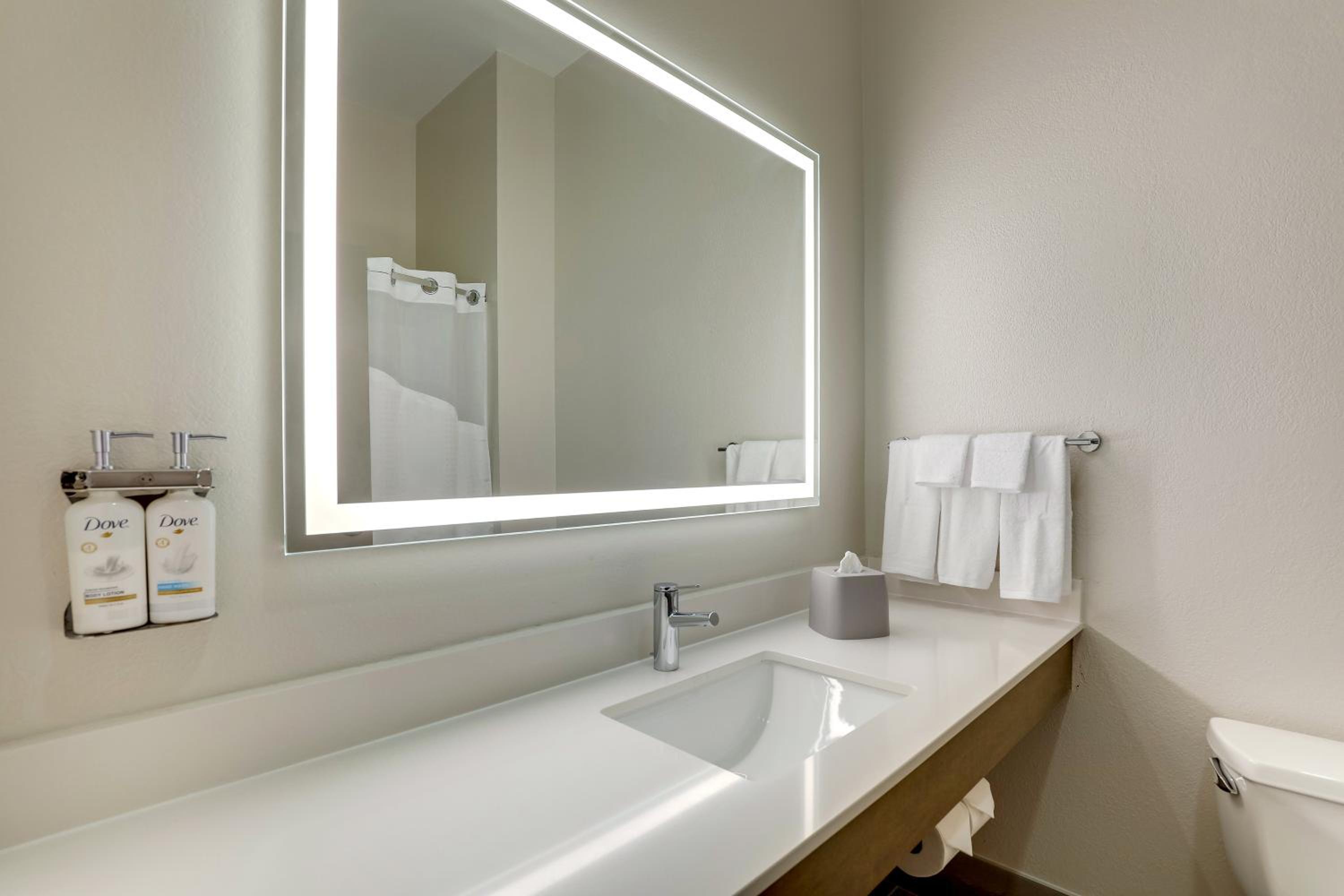 Standard King Room - Photo 7