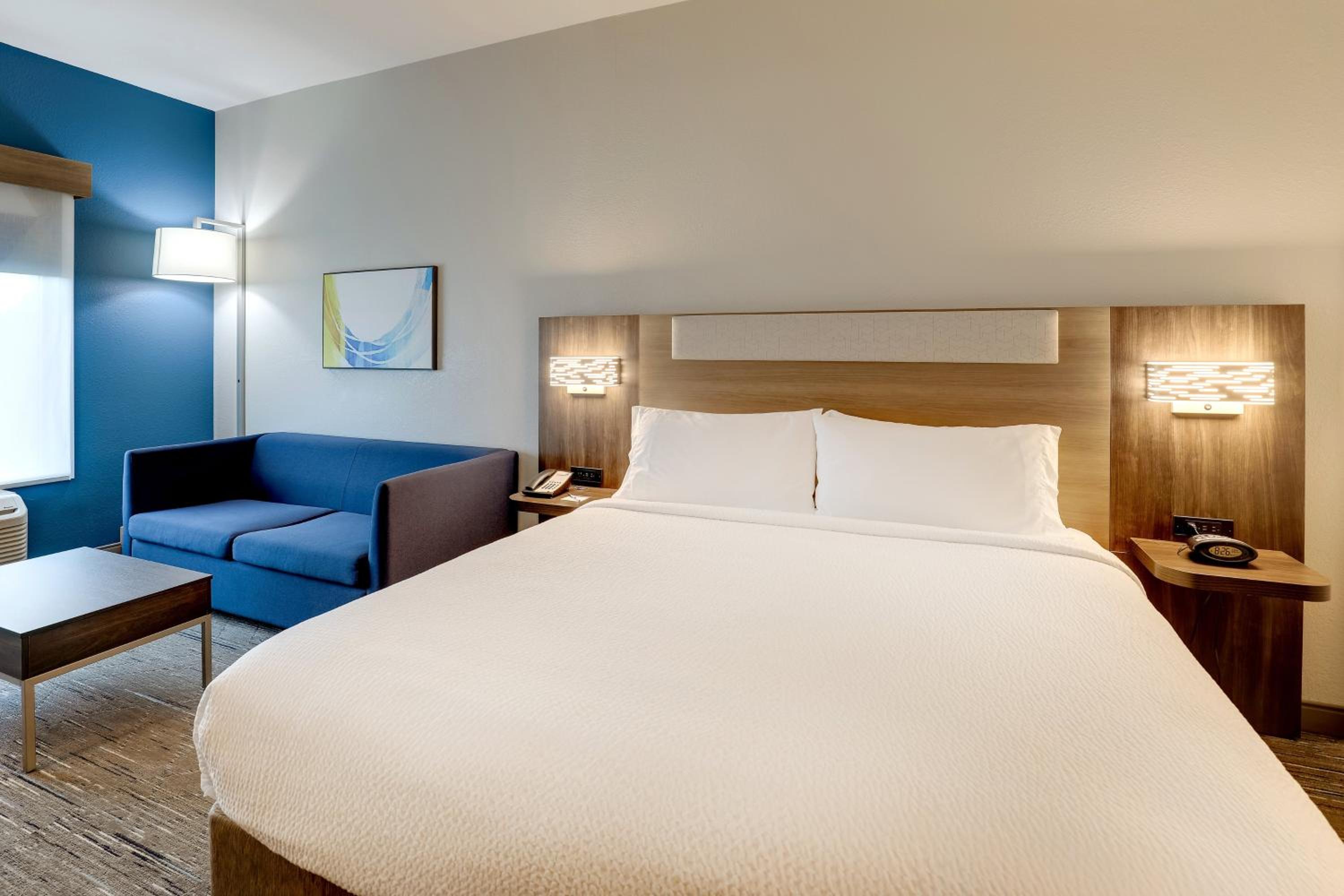 Standard King Room - Photo 13