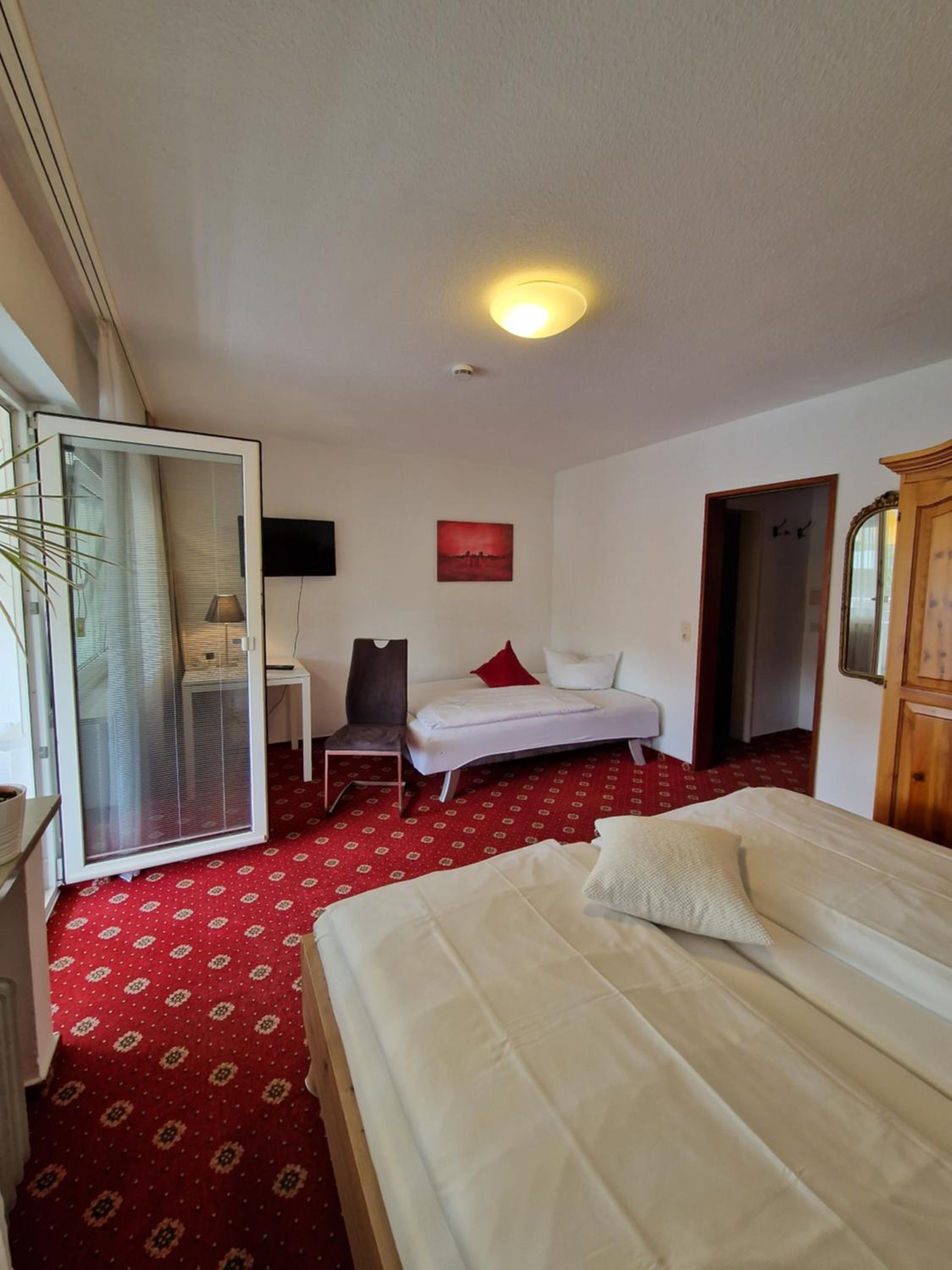 Double Room with Extra Bed and Balcony - Photo 3