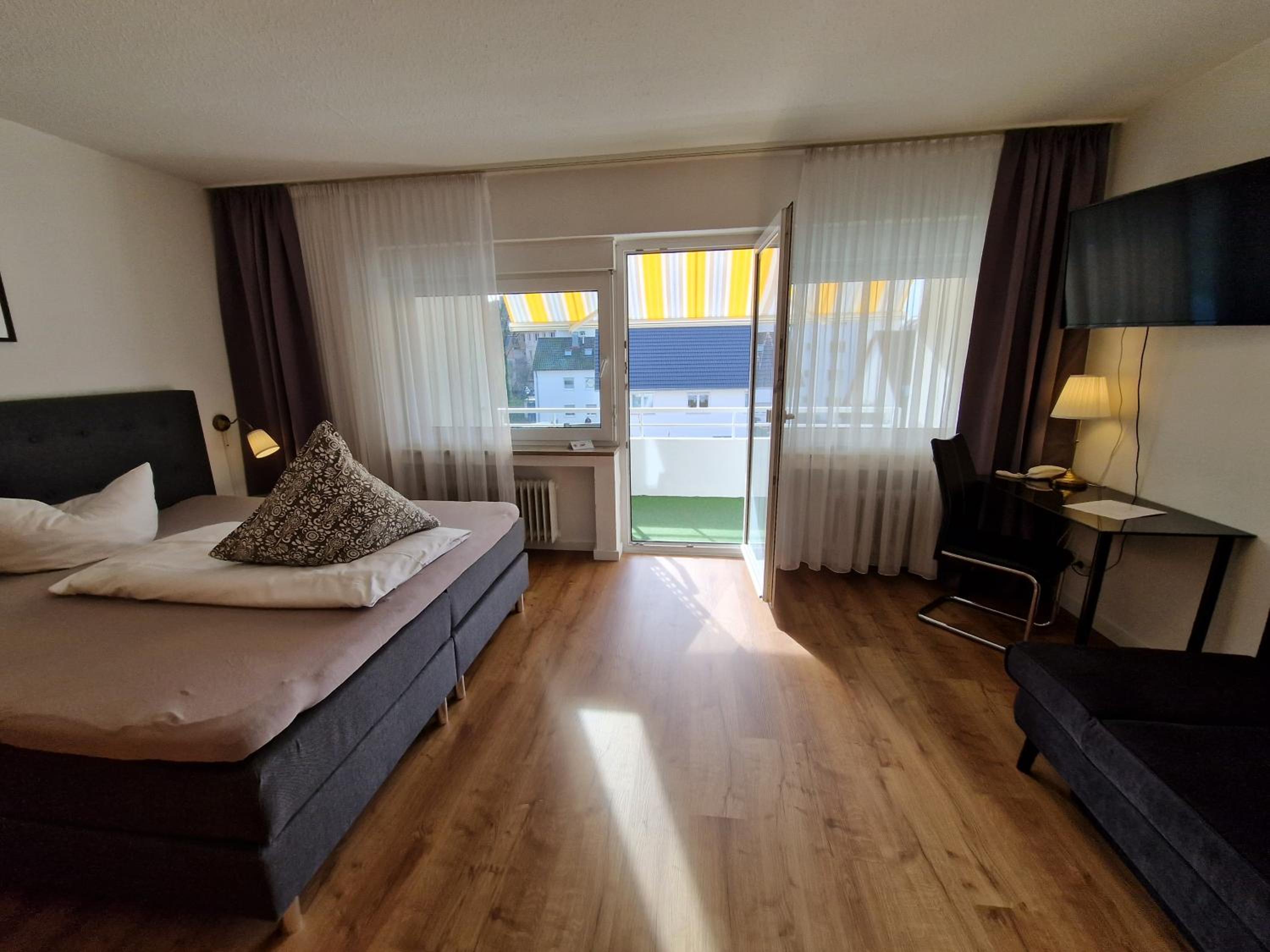 Double Room with Extra Bed and Balcony - Photo 11