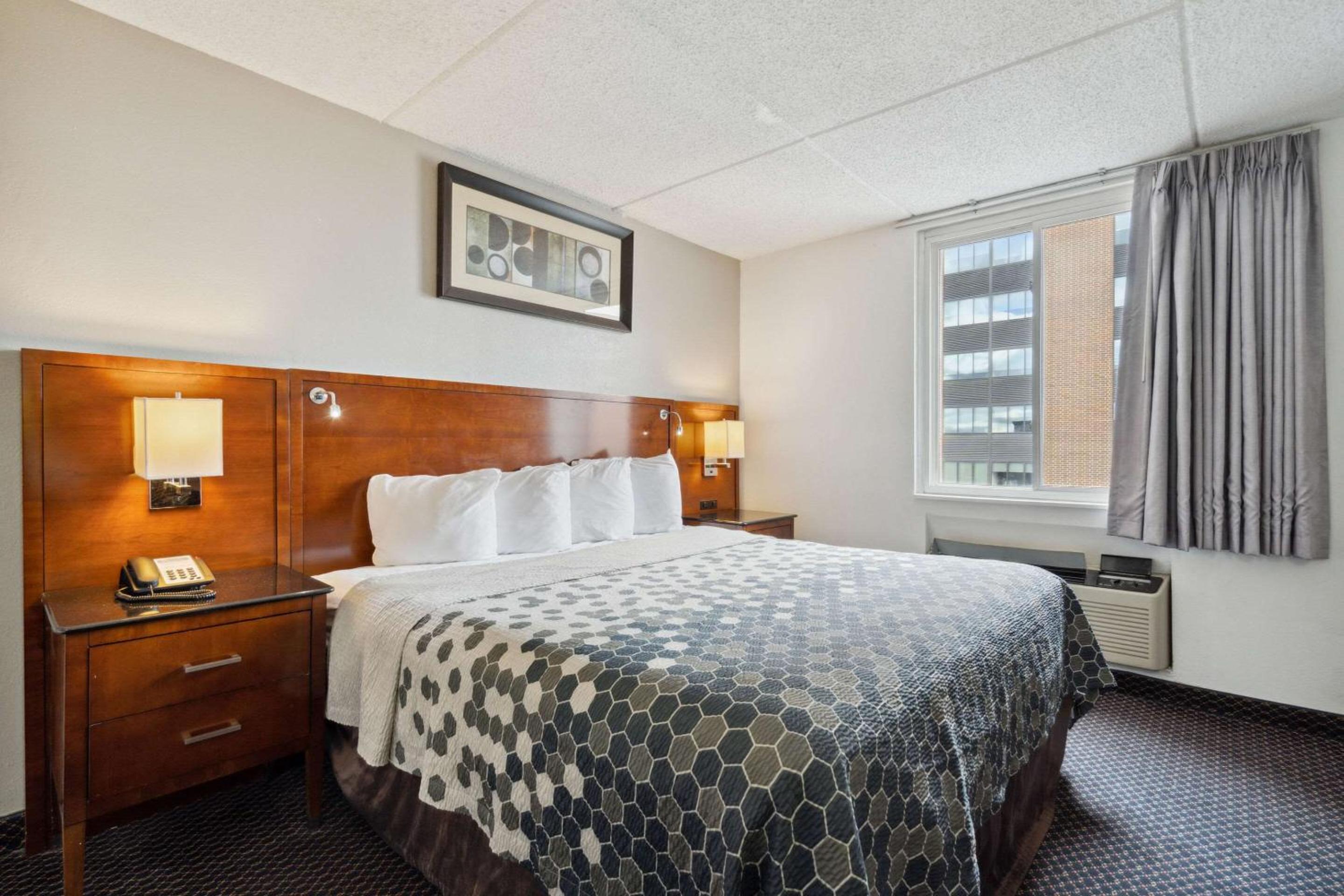 King Suite - Non-Smoking - Photo 3