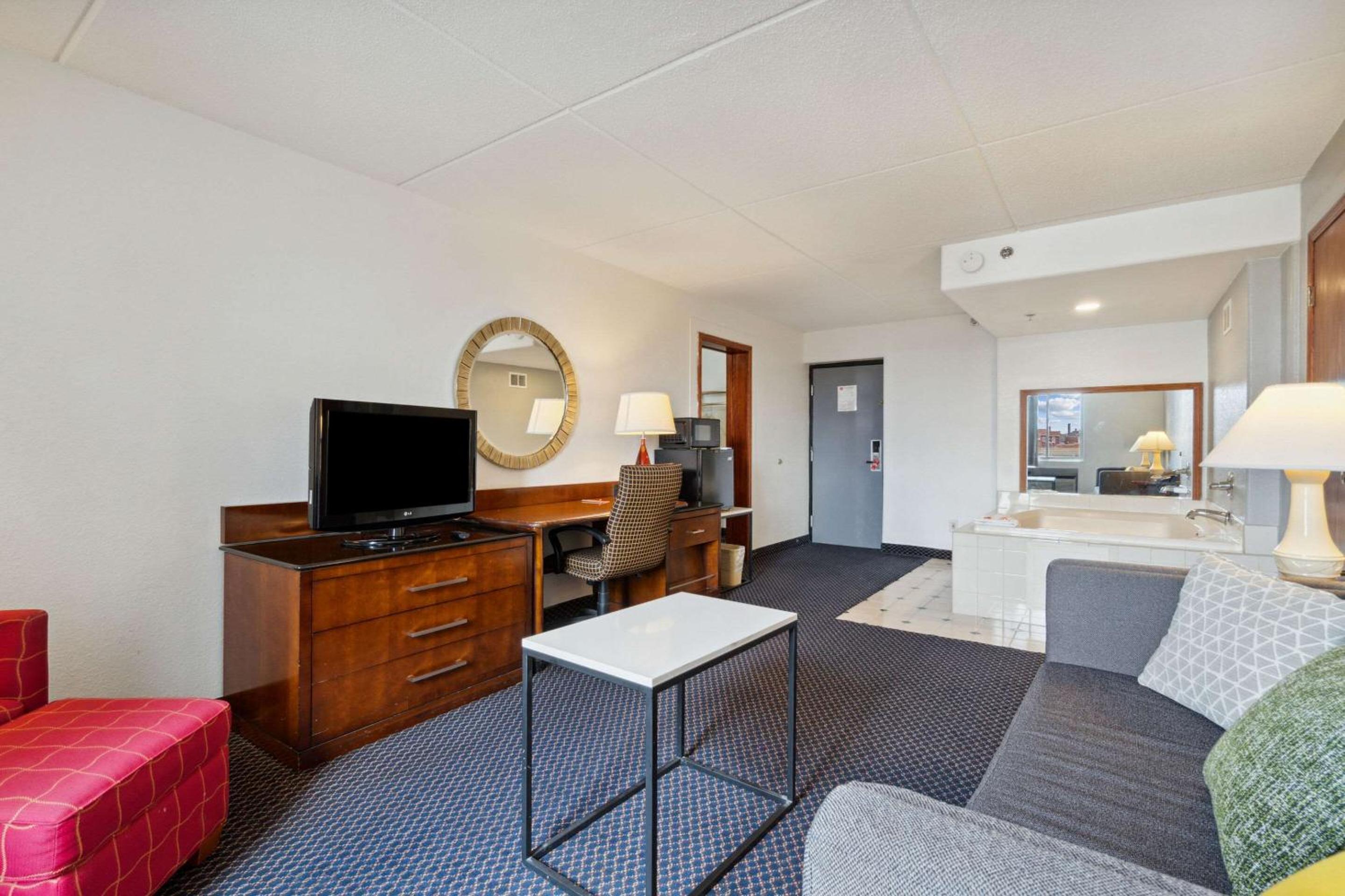 Double Suite with Two Double Beds and Sofa Bed - Non Smoking - Photo 4