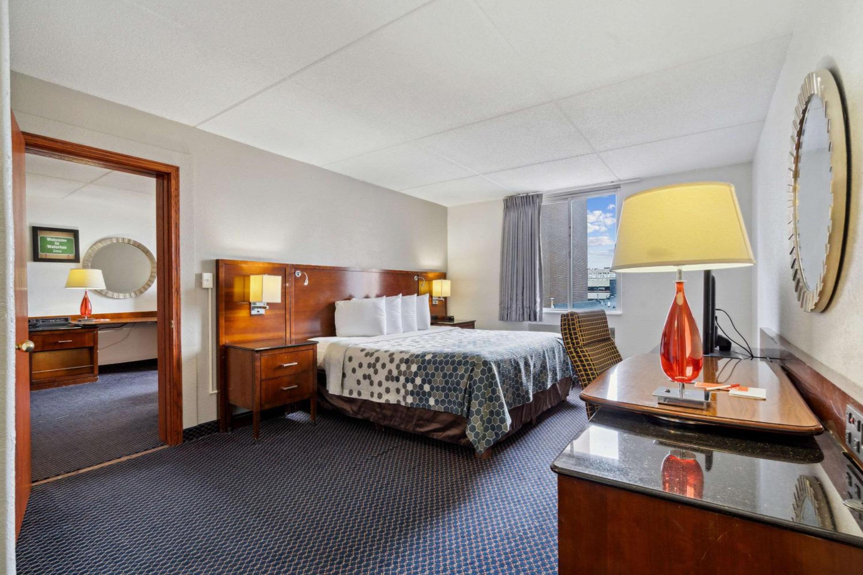 King Suite - Non-Smoking - Photo 2