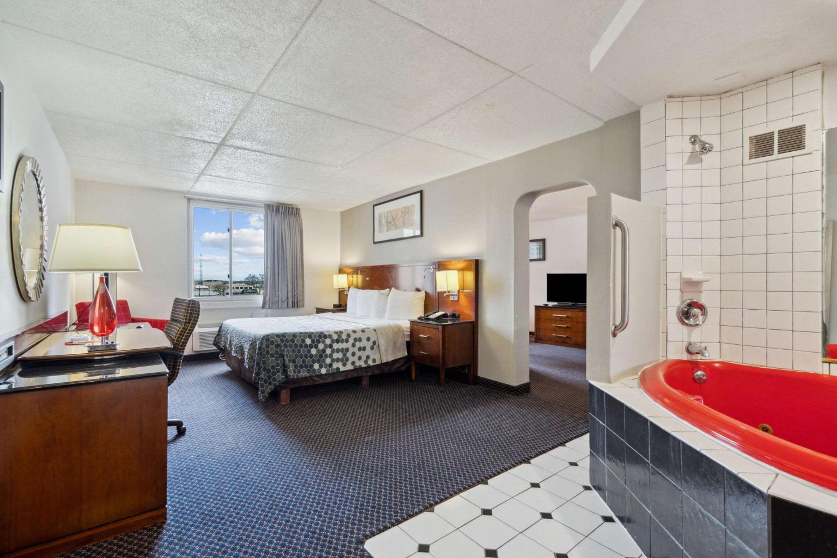 One Room Suite with Whirlpool - Non Smoking - Photo 4