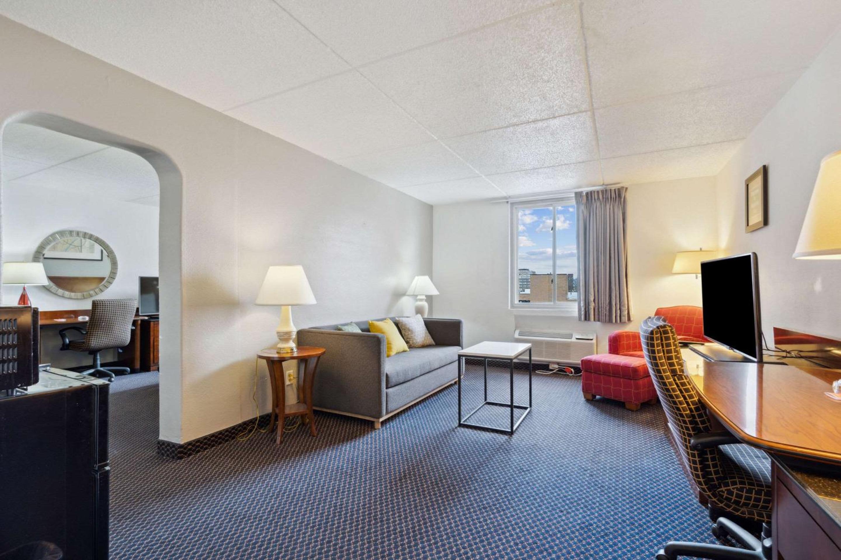 King Suite - Non-Smoking - Photo 6