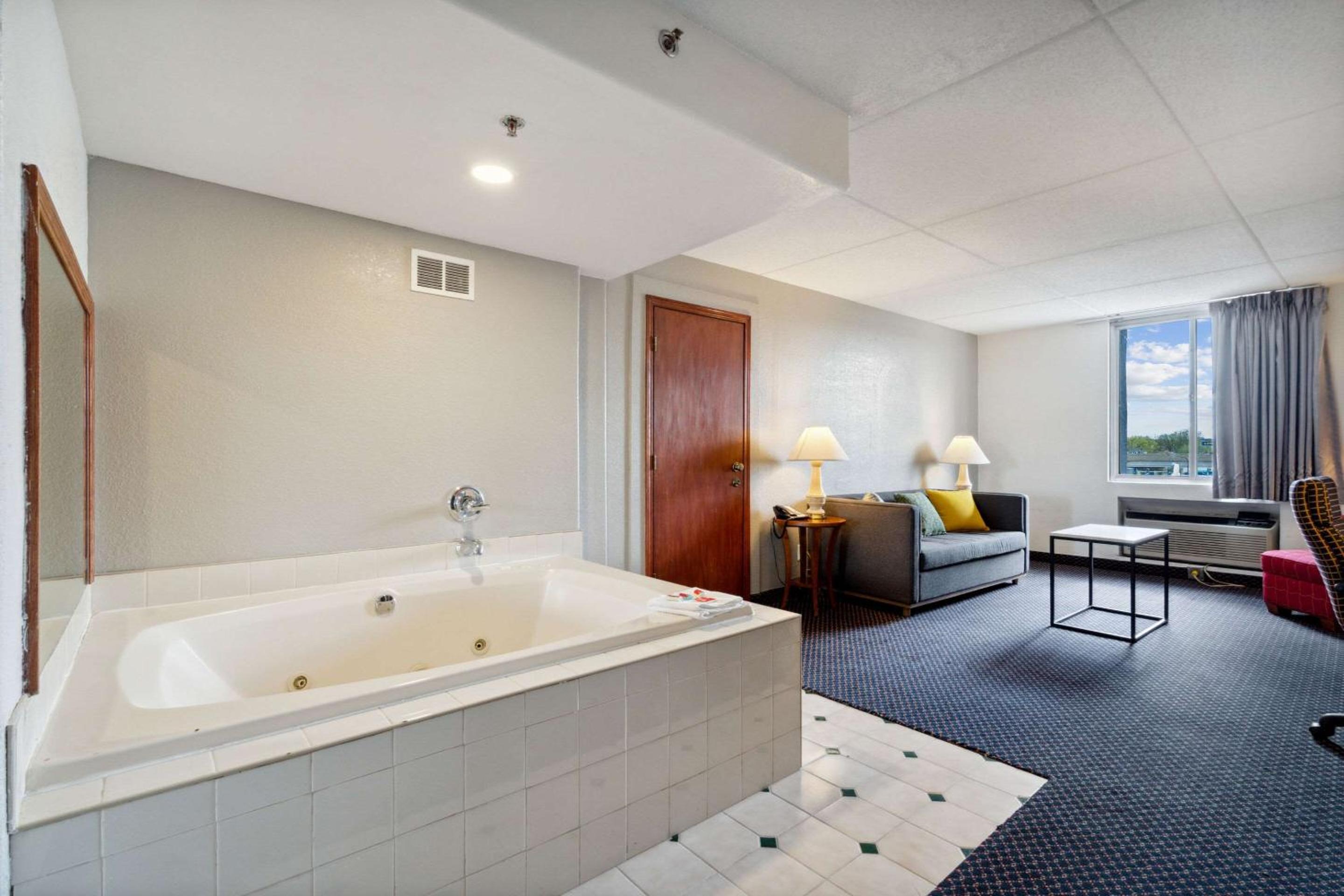 Double Suite with Two Double Beds and Sofa Bed - Non Smoking - Photo 6
