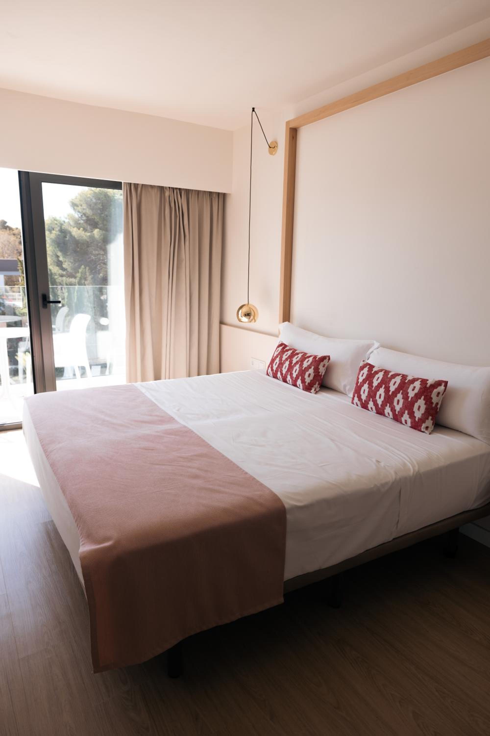Superior Double Room thumbnail 6