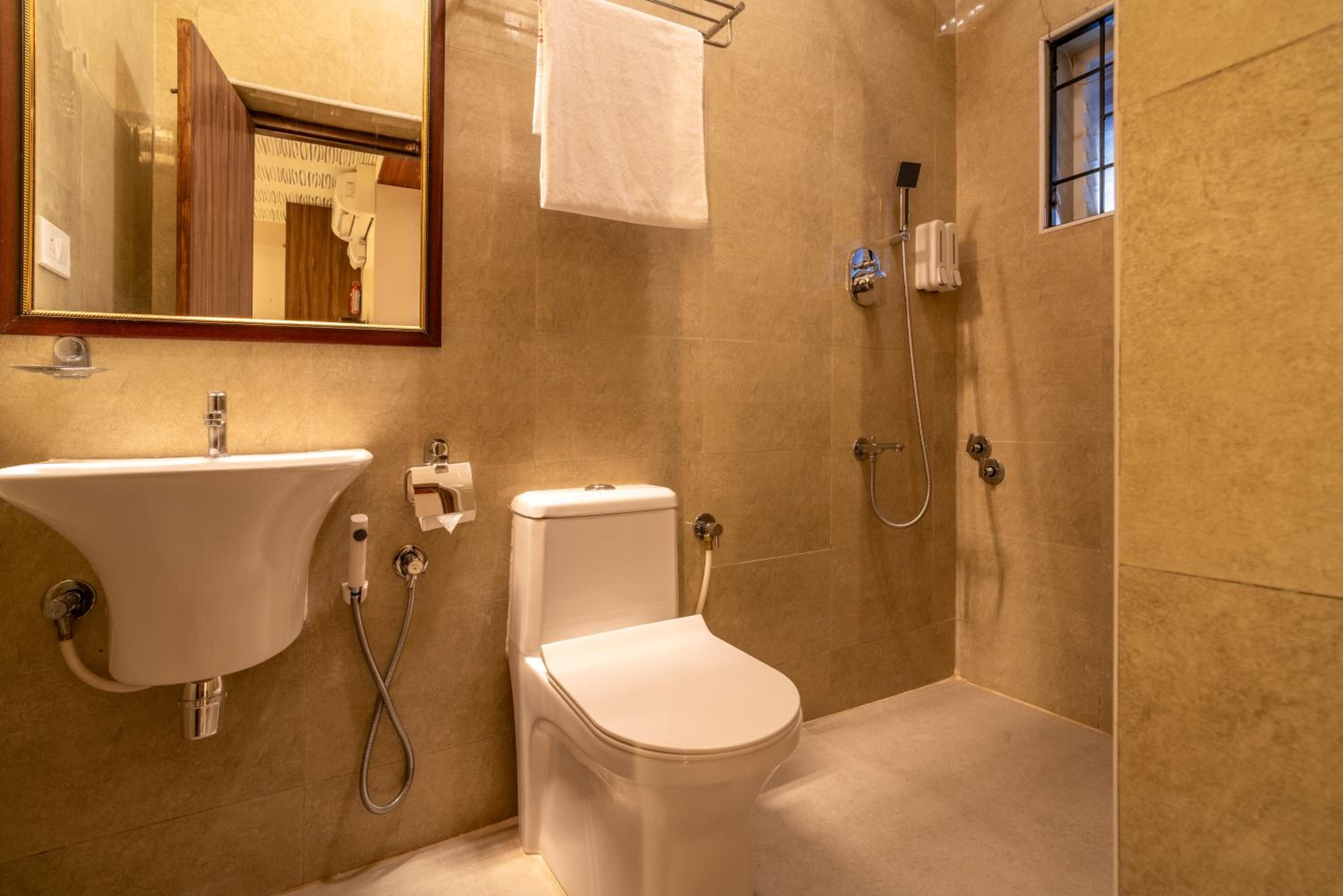 Economy Triple Room photo 2