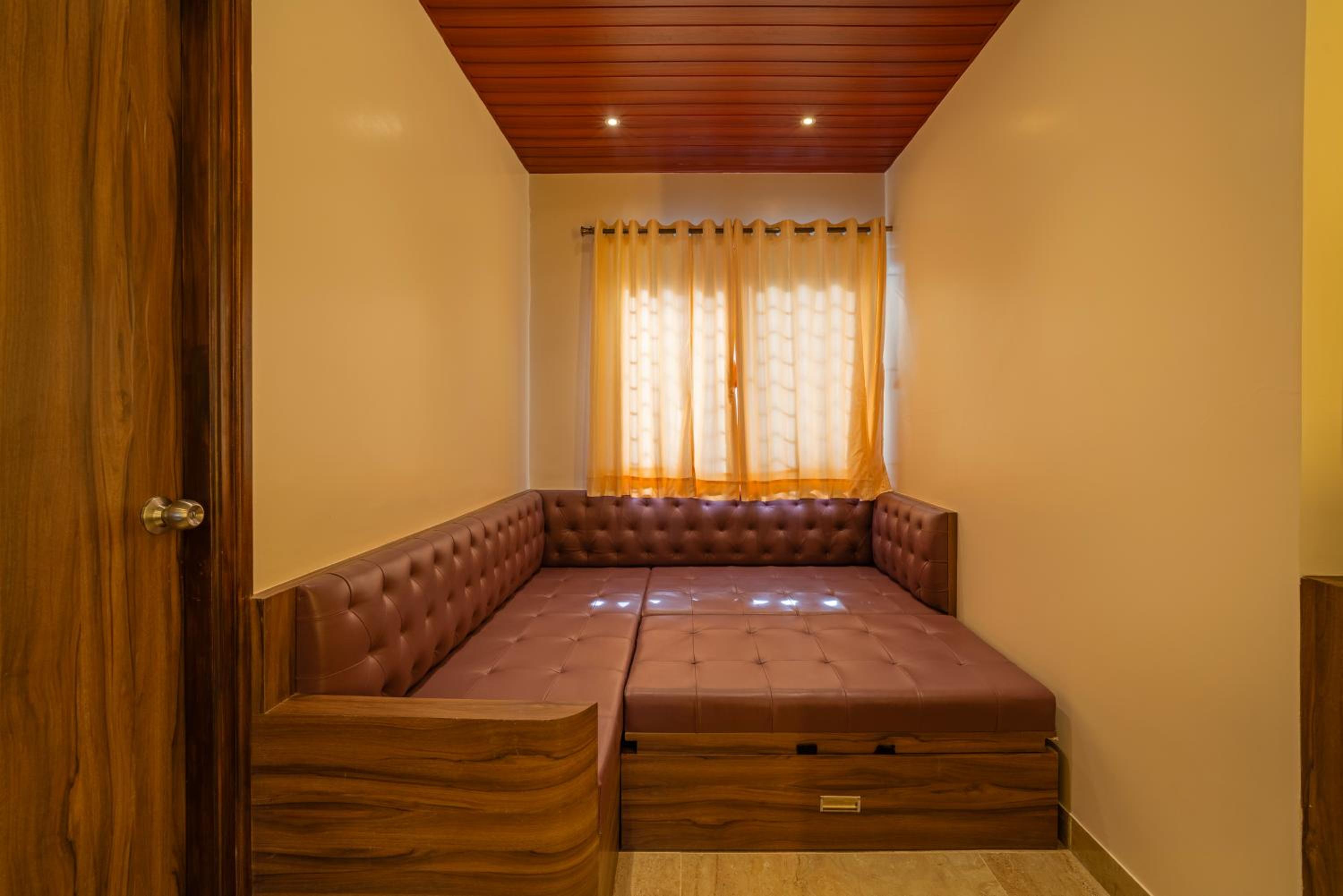 Economy Triple Room photo 3