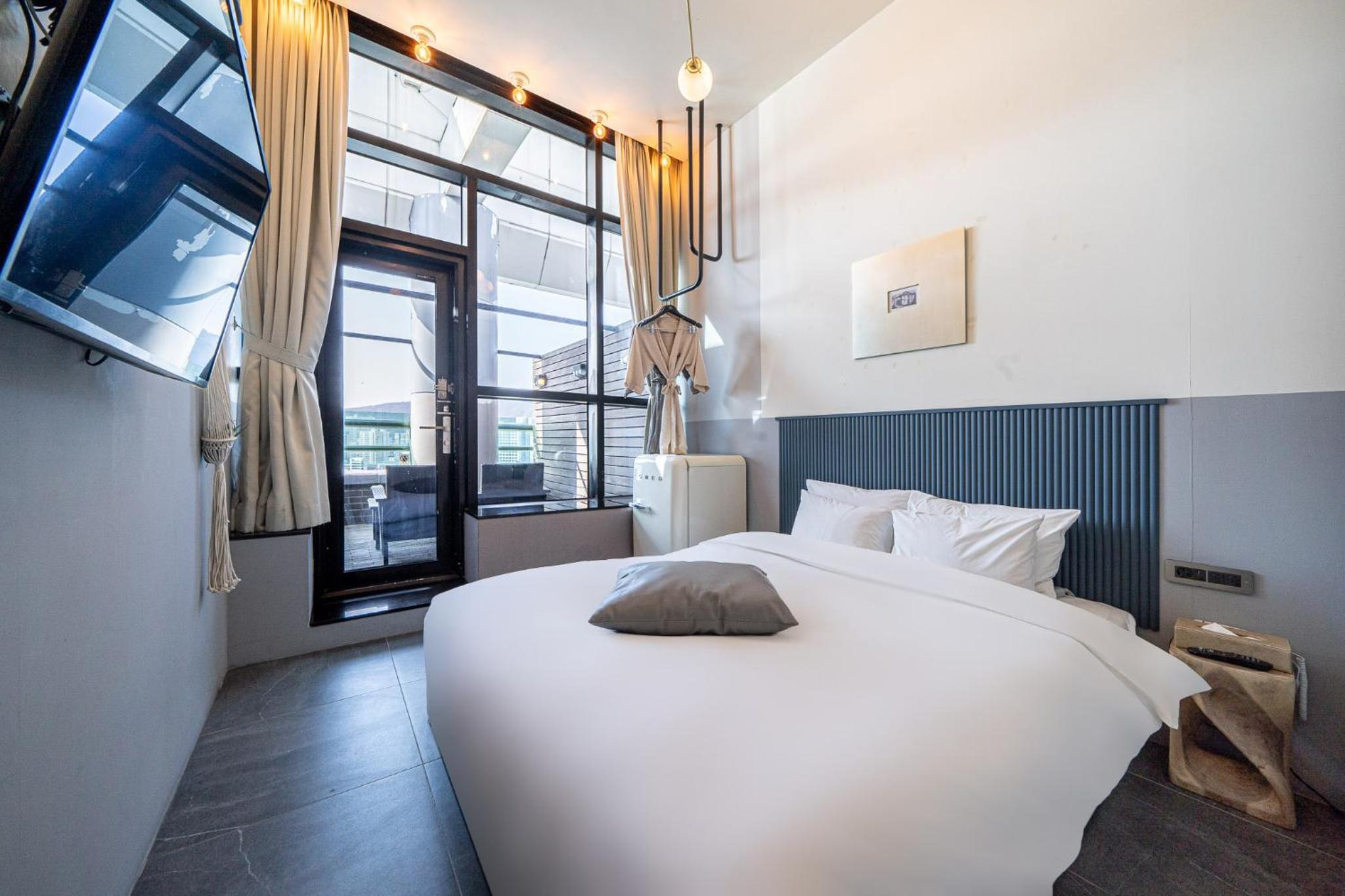 Deluxe Double Room with Side Sea View photo 1