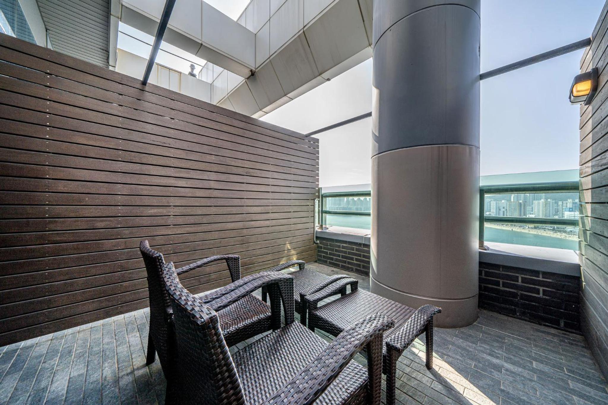 Deluxe Double Room with Side Sea View photo 2