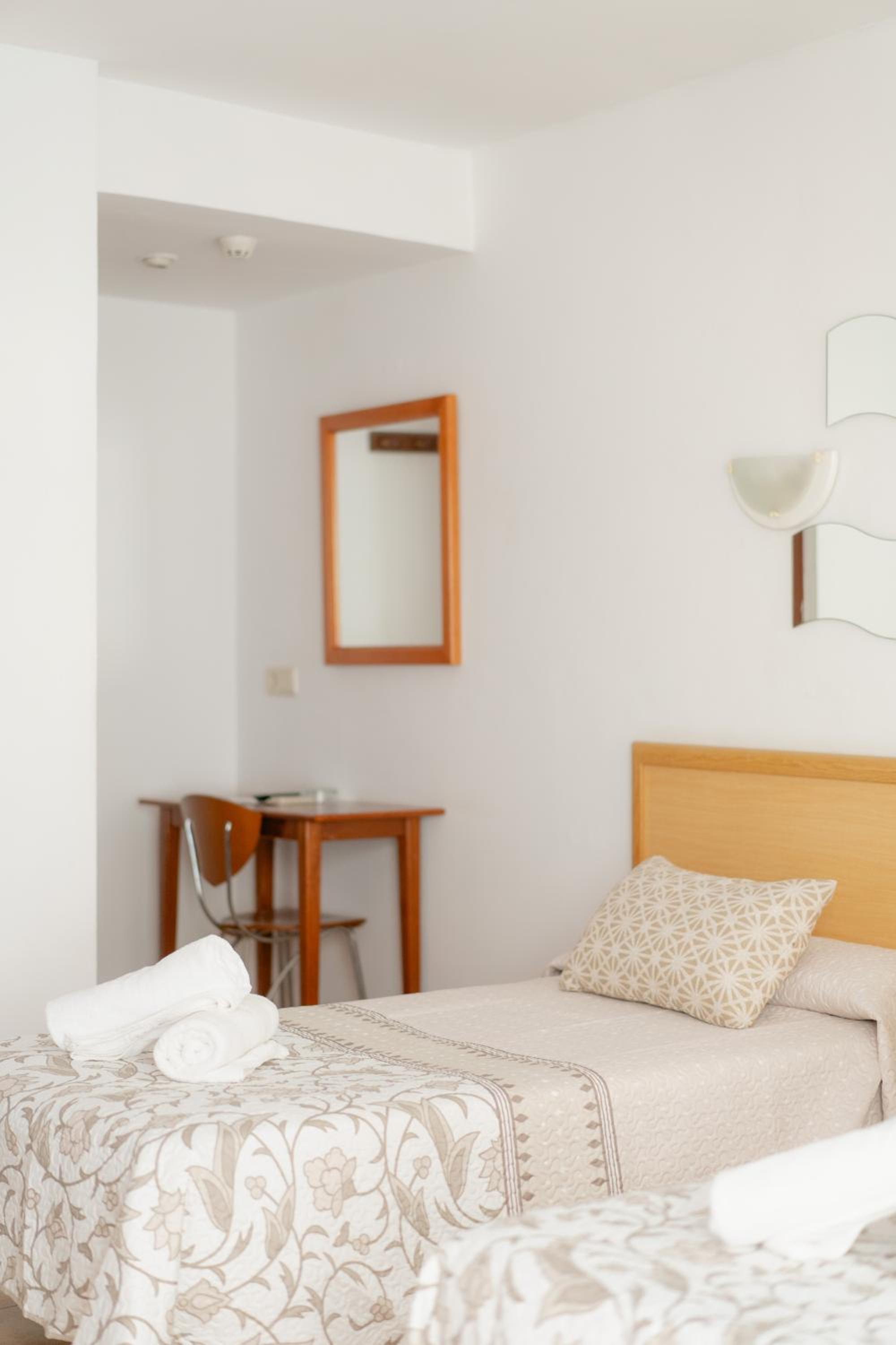 Double or Twin Room - Photo 4