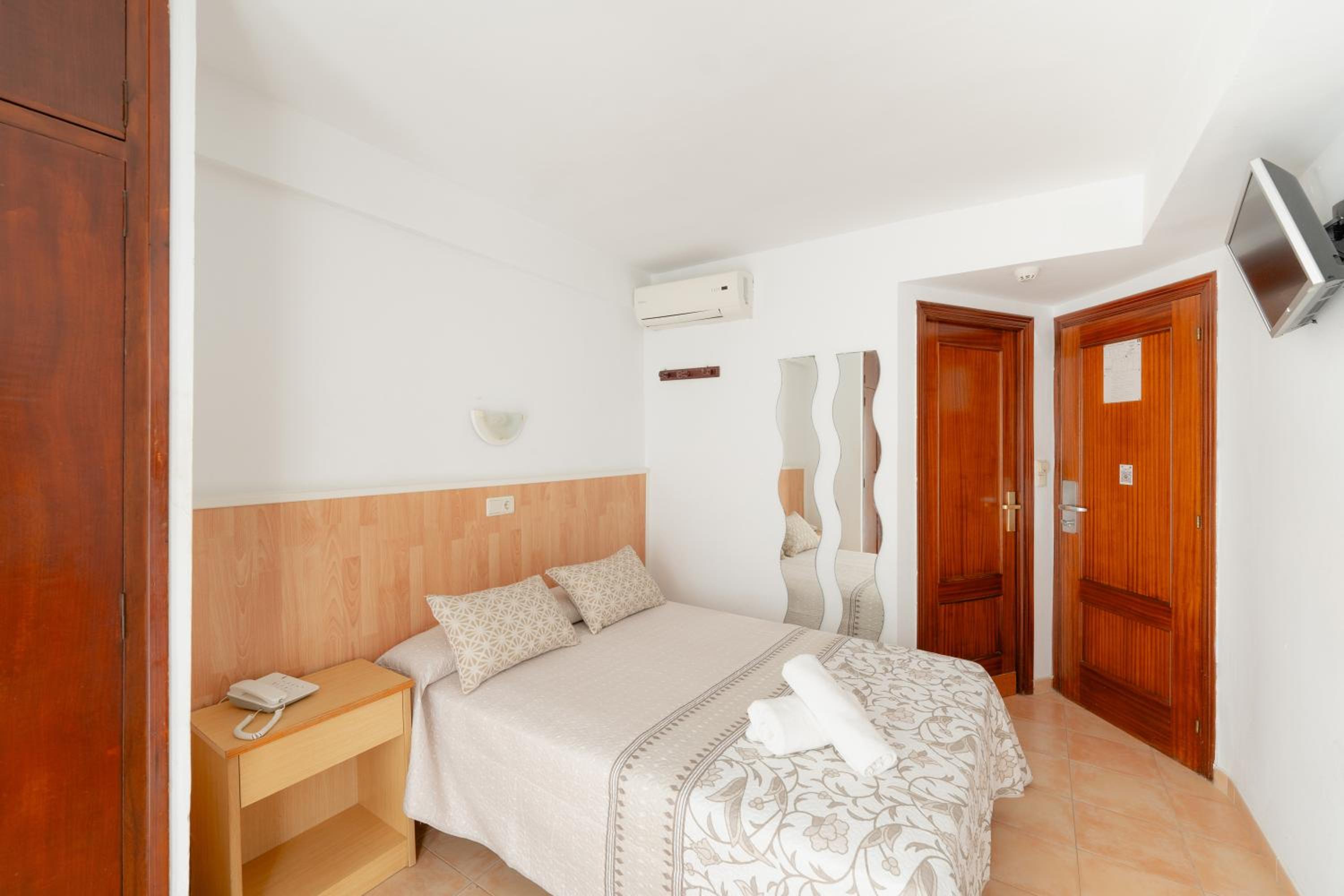 Double or Twin Room - Photo 6