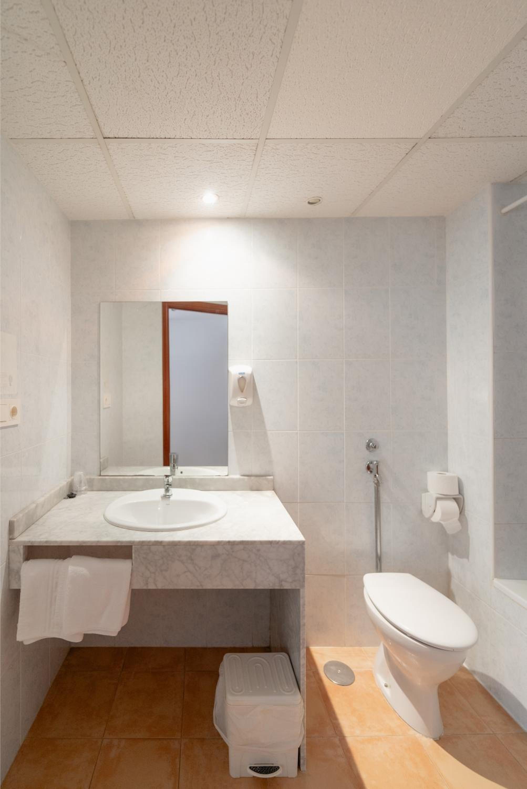 Double or Twin Room - Photo 15