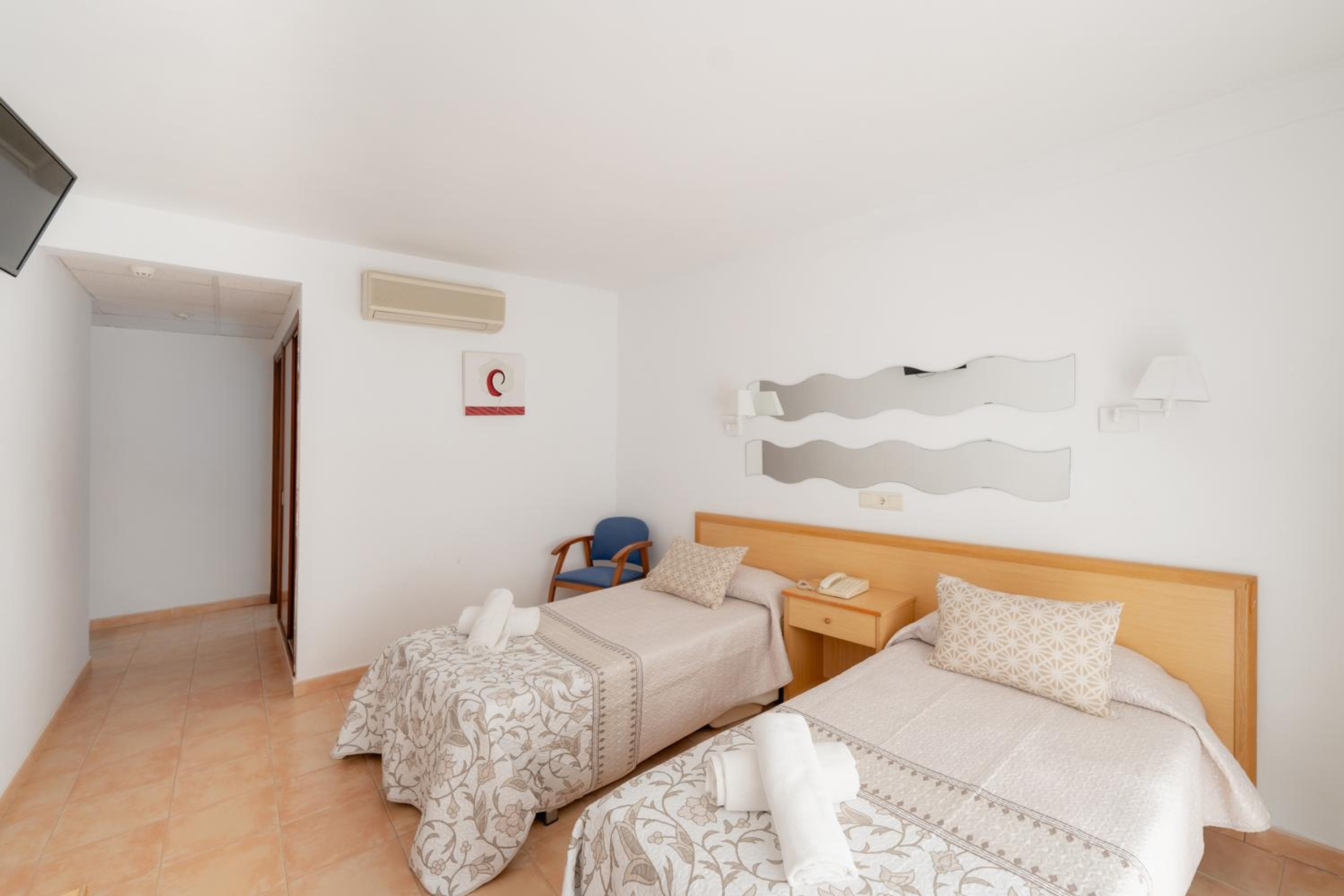 Double or Twin Room - Photo 5