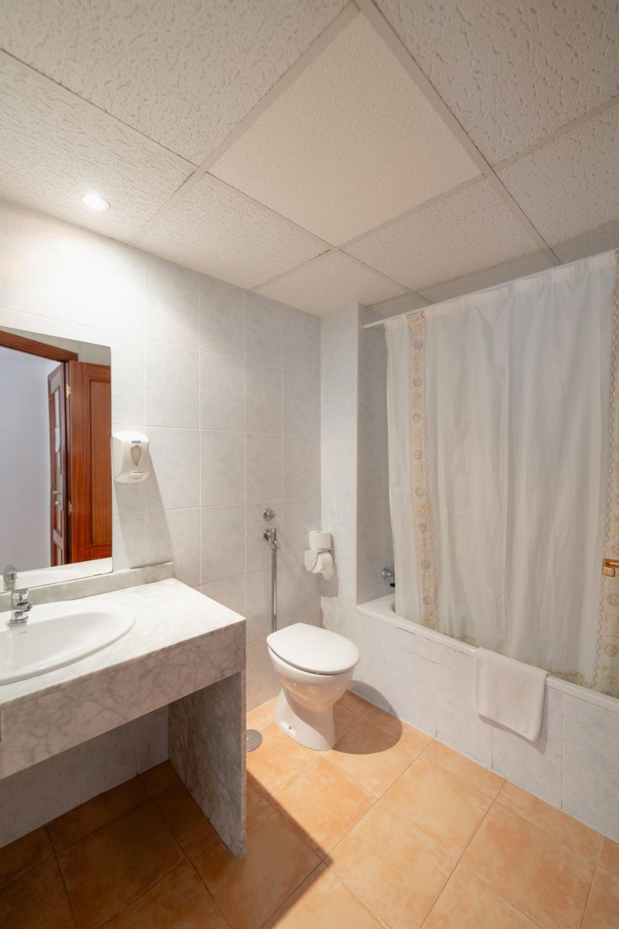 Double or Twin Room - Photo 12