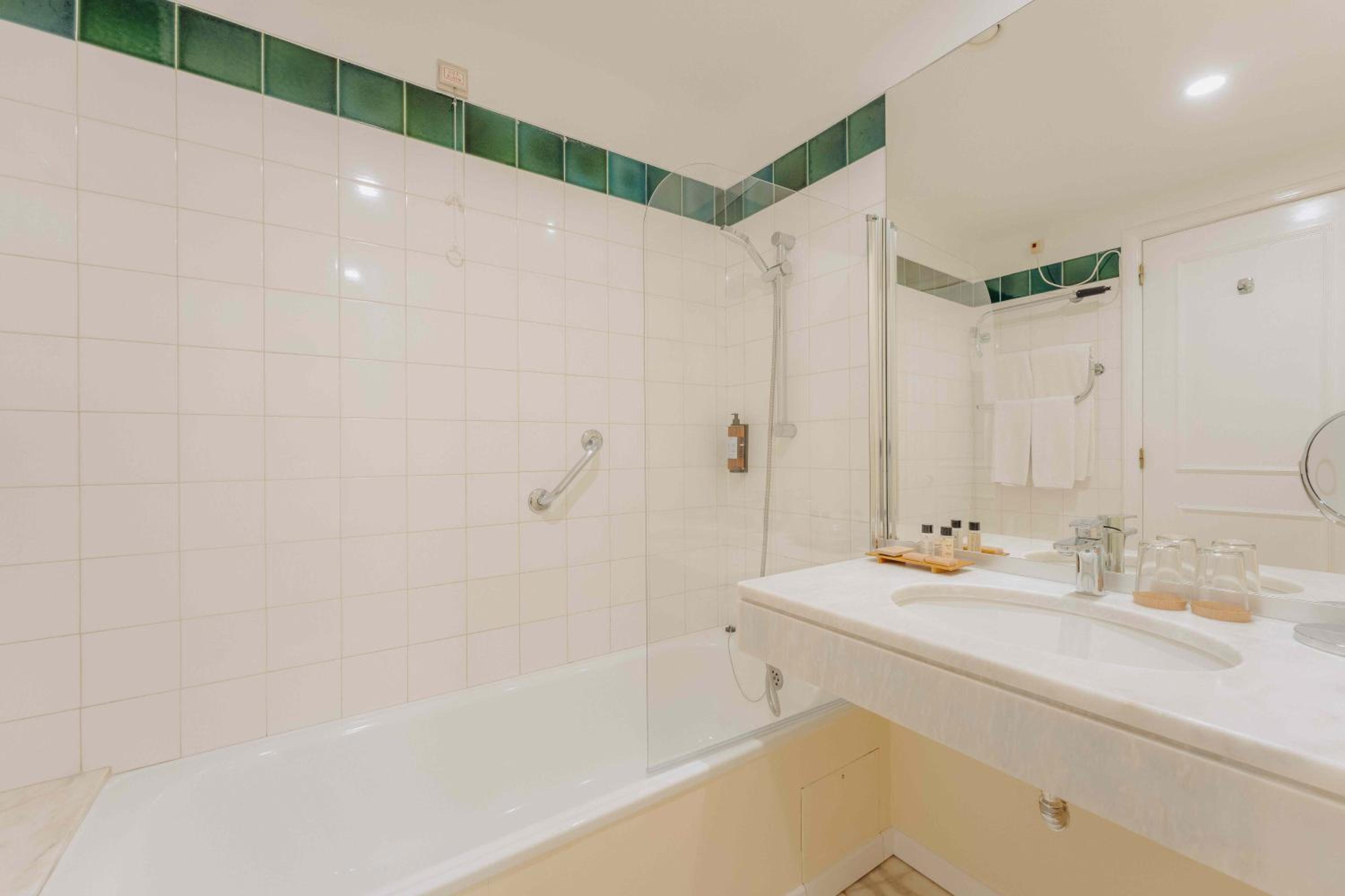 Standard Double or Twin Room with Garden View - Photo 9