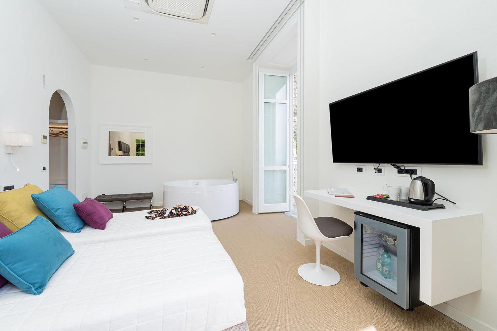 Superior Double Room with Sea View and Spa Bath - Photo 3