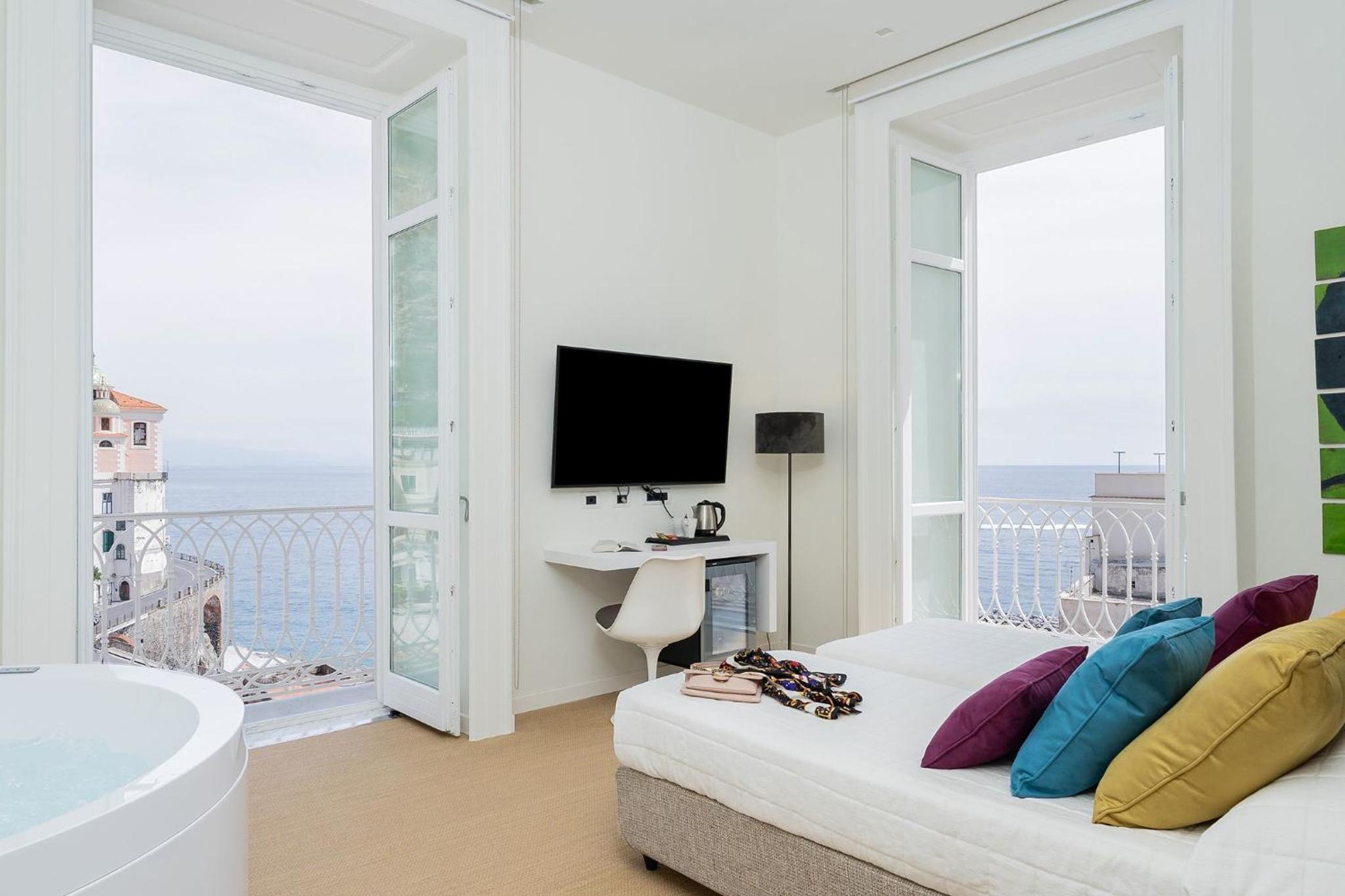 Superior Double Room with Sea View and Spa Bath - Photo 7
