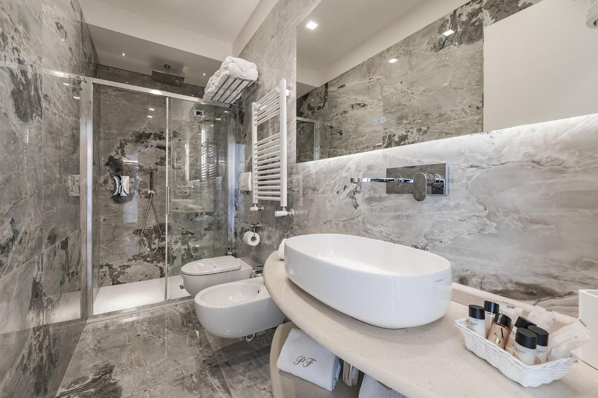Superior Double Room with Sea View and Spa Bath - Photo 9