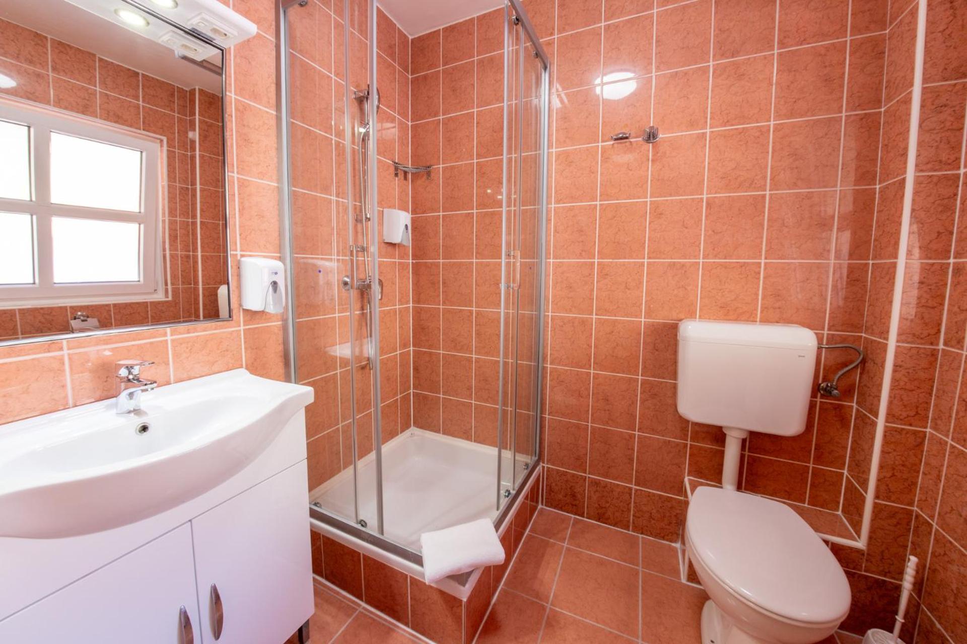 Double or Twin Room - Photo 6