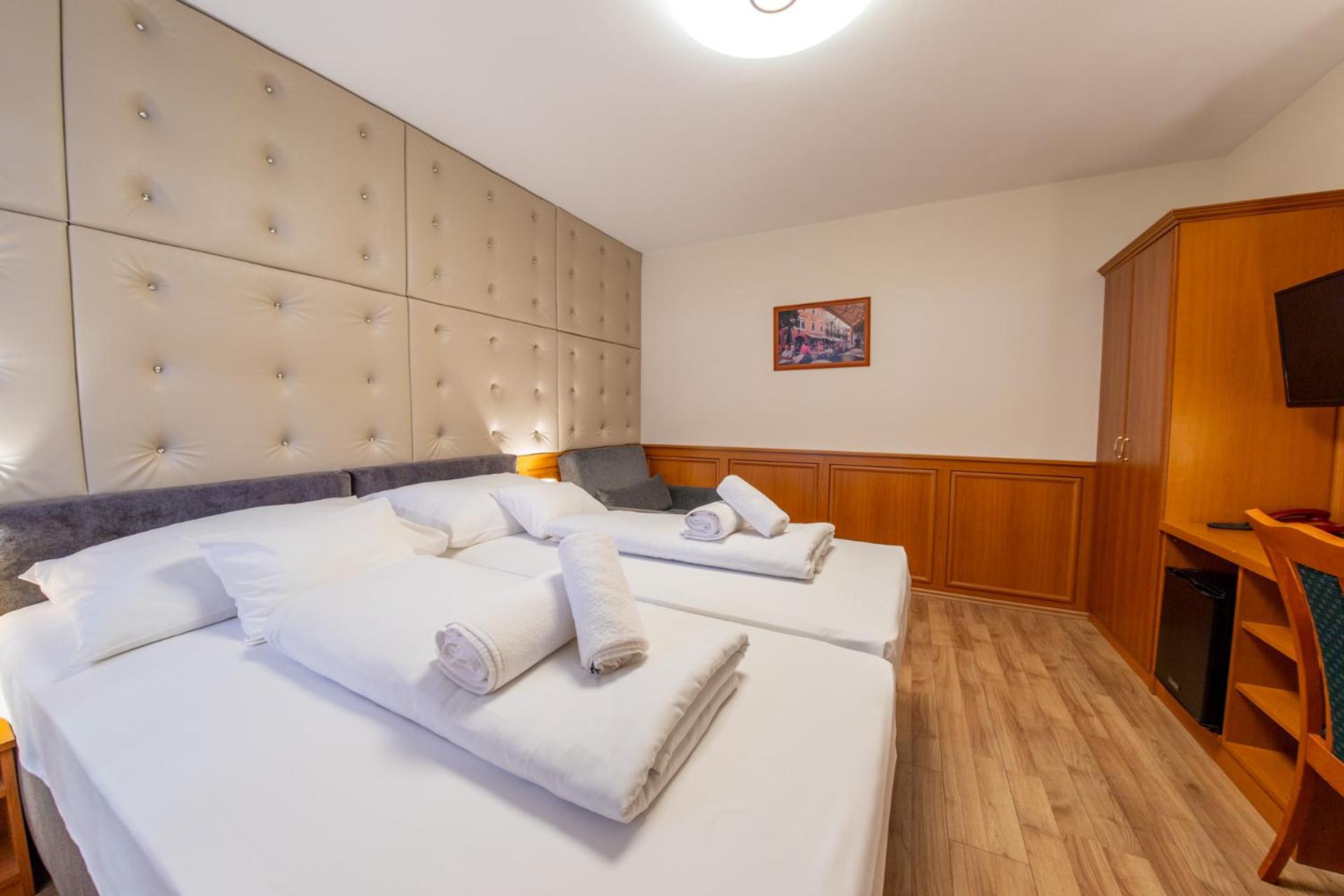 Double or Twin Room - Photo 11