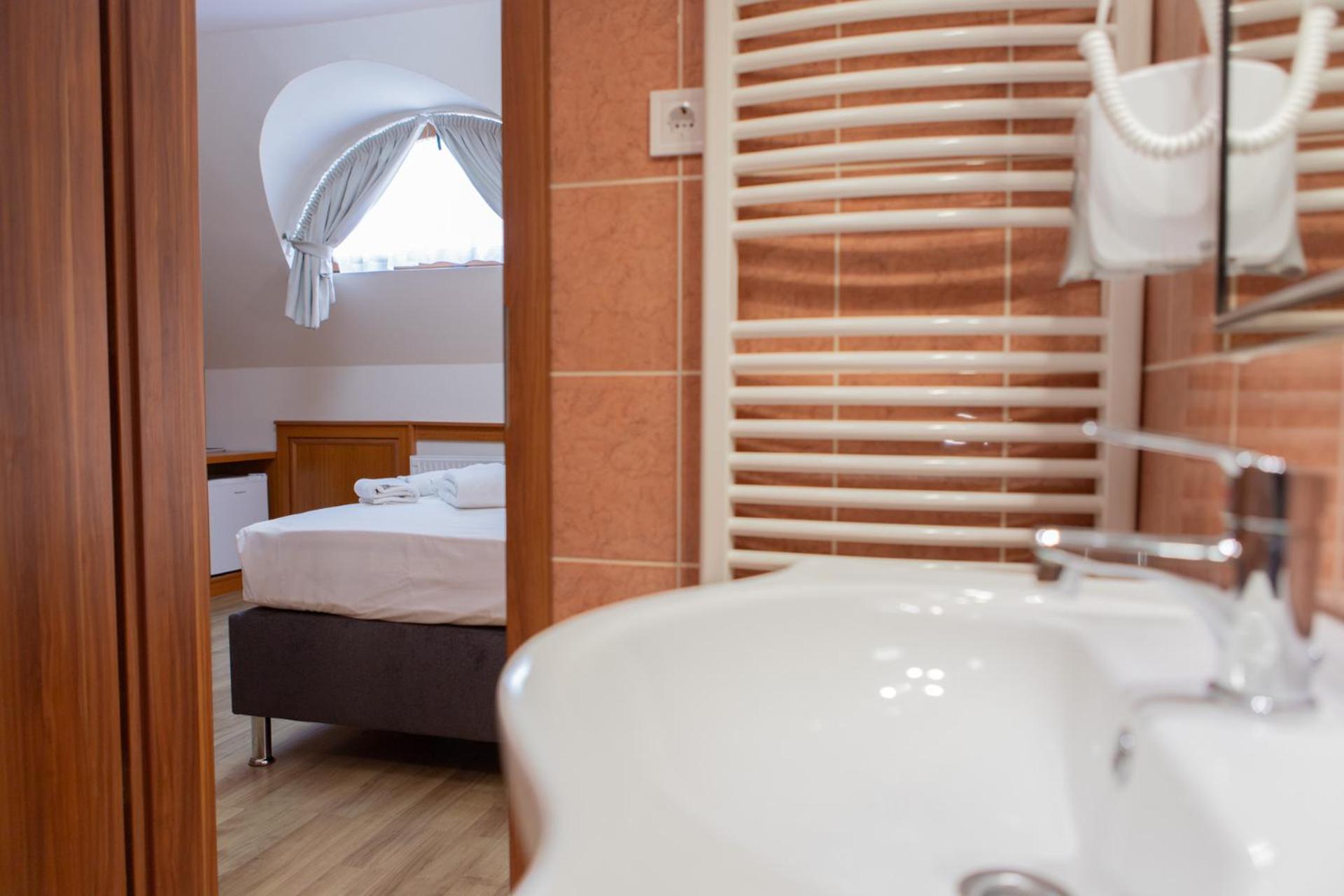 Double or Twin Room - Photo 13
