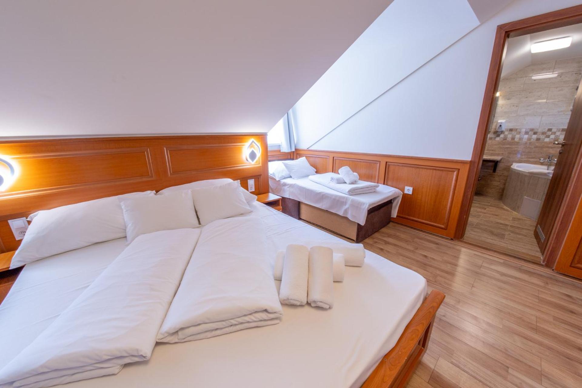 Quadruple Room - Photo 7