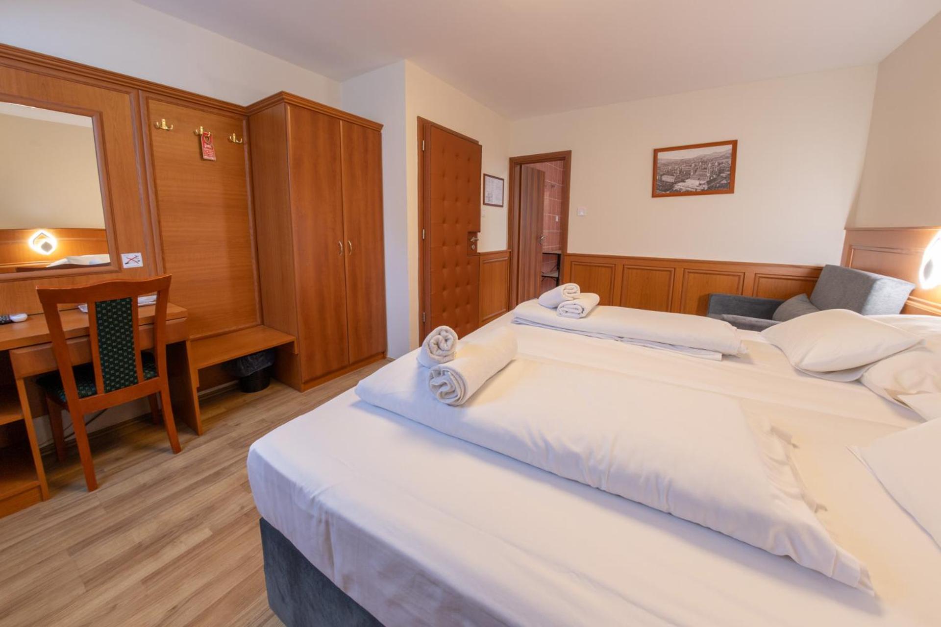 Quadruple Room - Photo 11