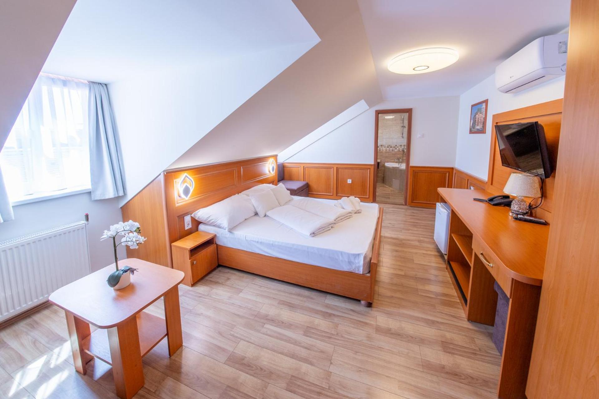Quadruple Room - Photo 12