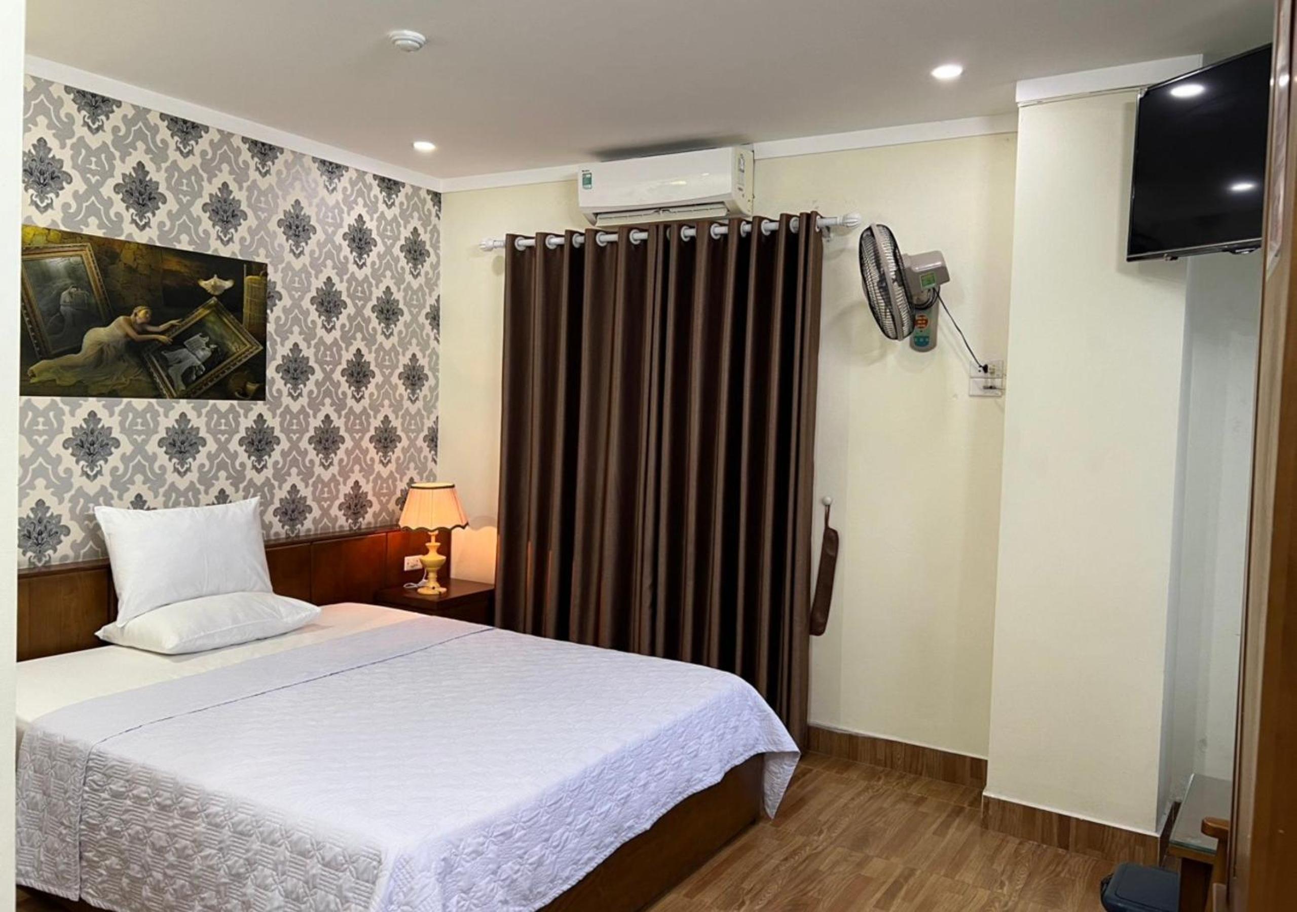 Deluxe Room (2 Adults + 1 Child) - Photo 1