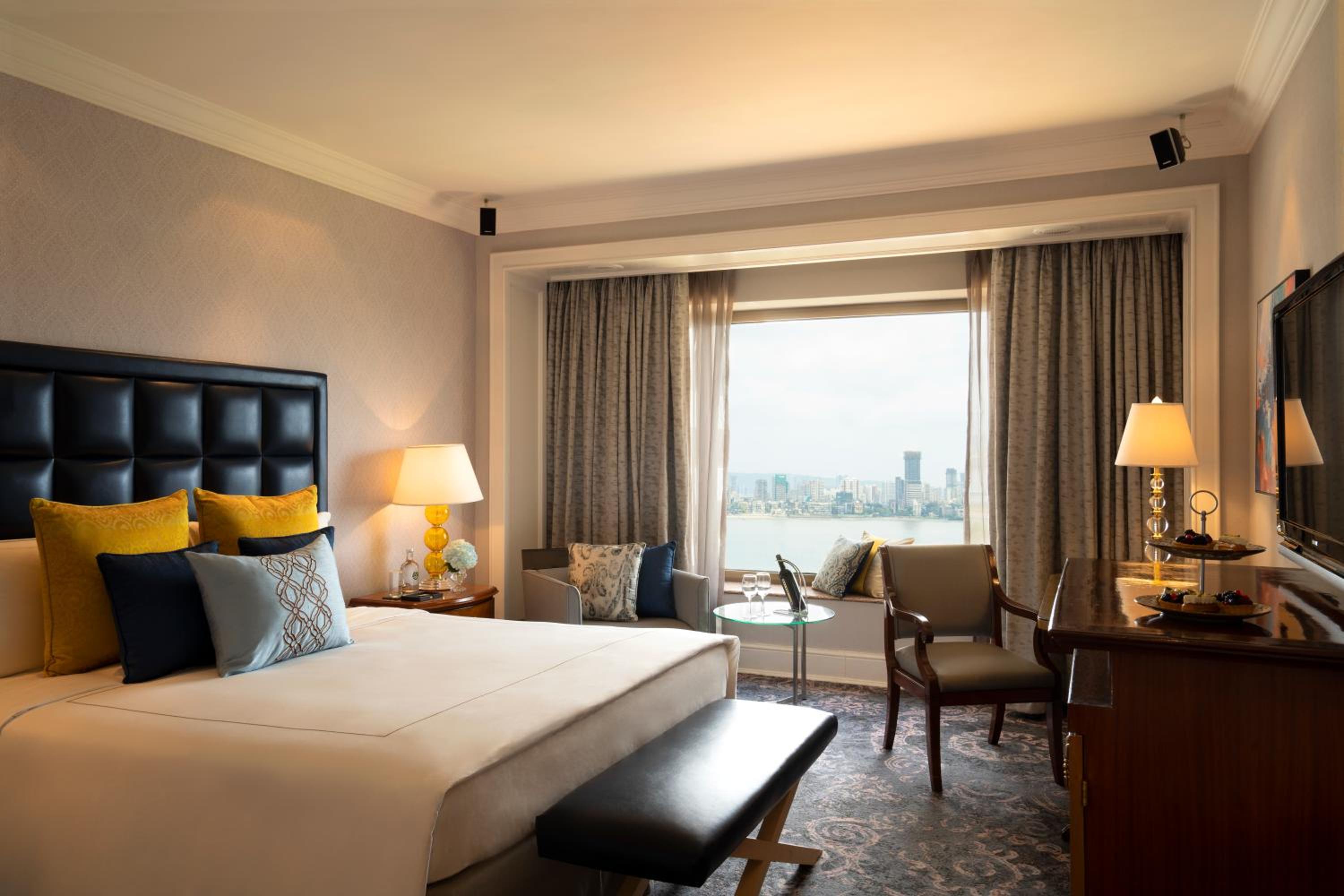 Executive Suite Pool View - High tea, evening cocktails, butler service, Complimentary 1 way airport transfer thumbnail 6